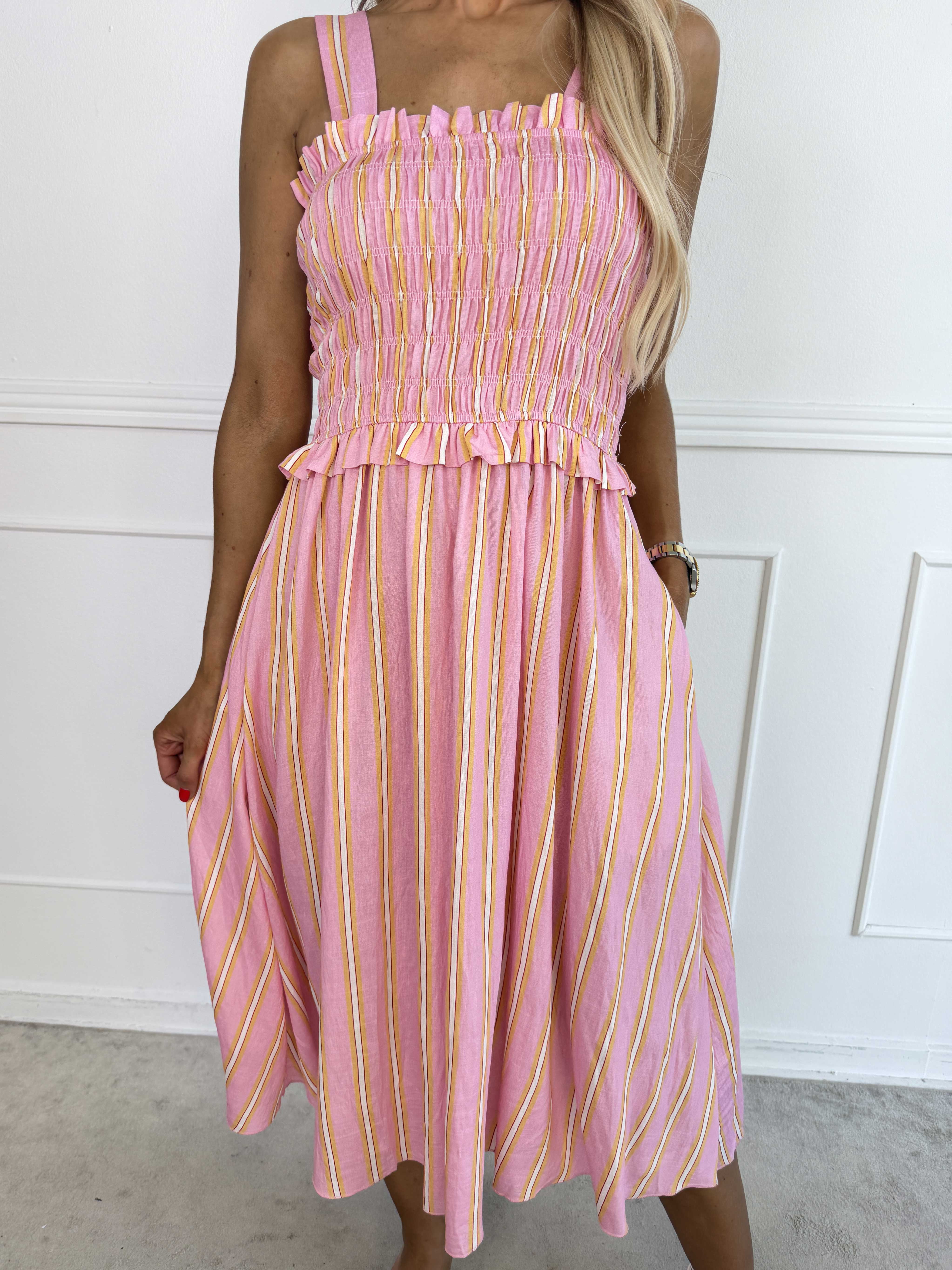 Marisol Stripe - Randig plus size sommarklänning i viskos med smock över bröstet