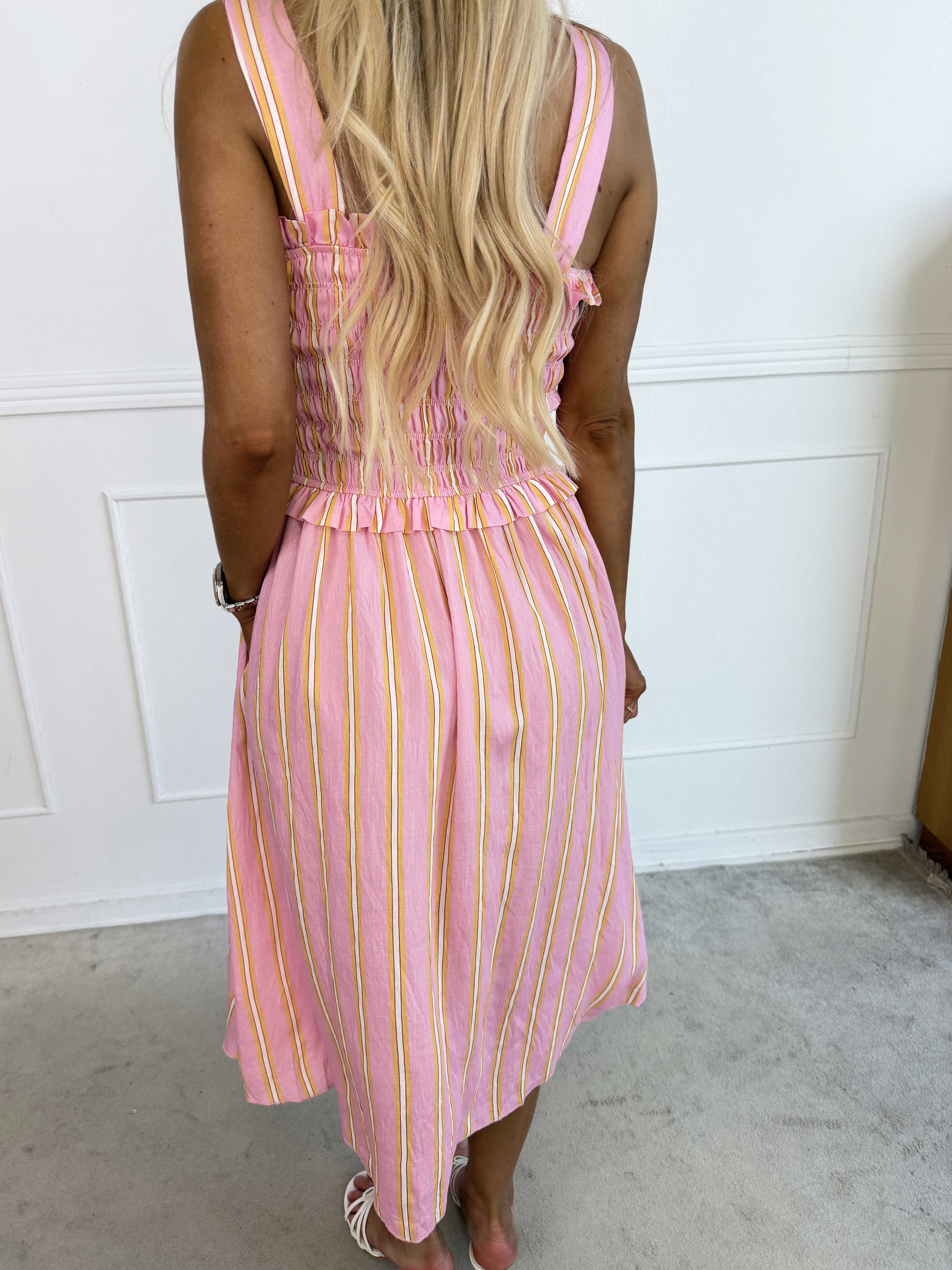 Marisol Stripe - Randig plus size sommarklänning i viskos med smock över bröstet