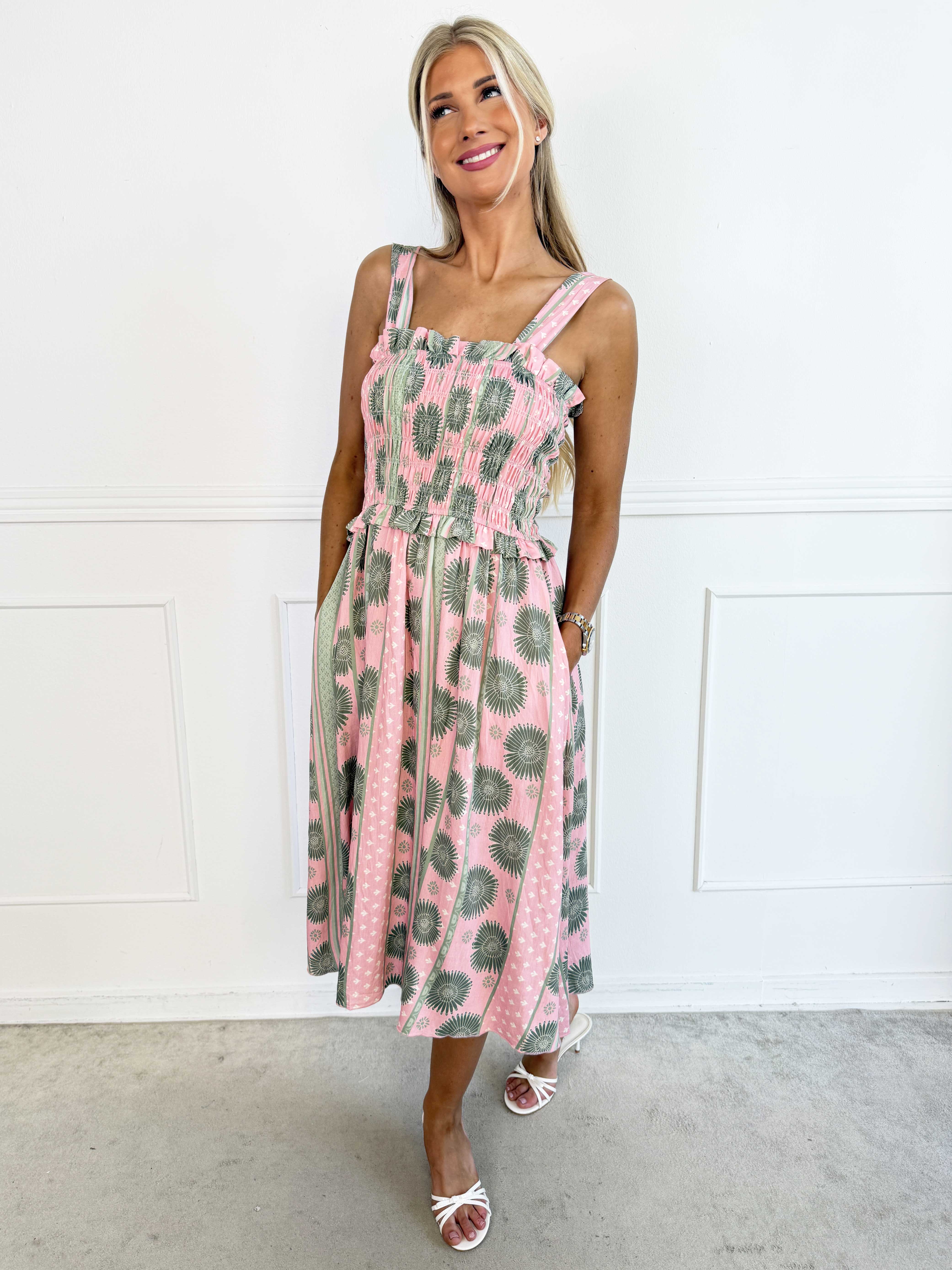 Marisol Sunburst - Plus size sommarklänning i viskos med smock över bröstet