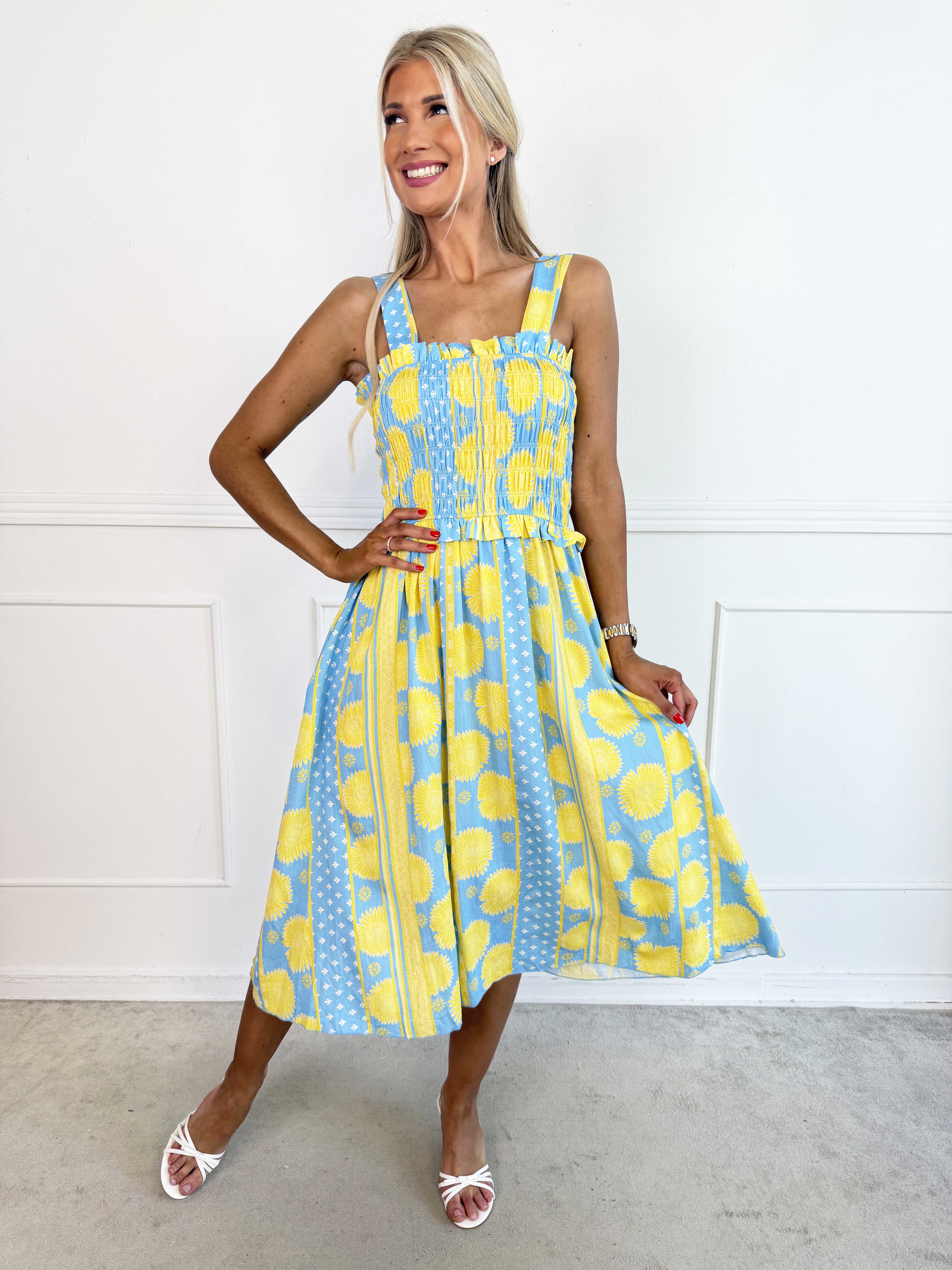 Marisol Sunburst - Plus size sommarklänning i viskos med smock över bröstet