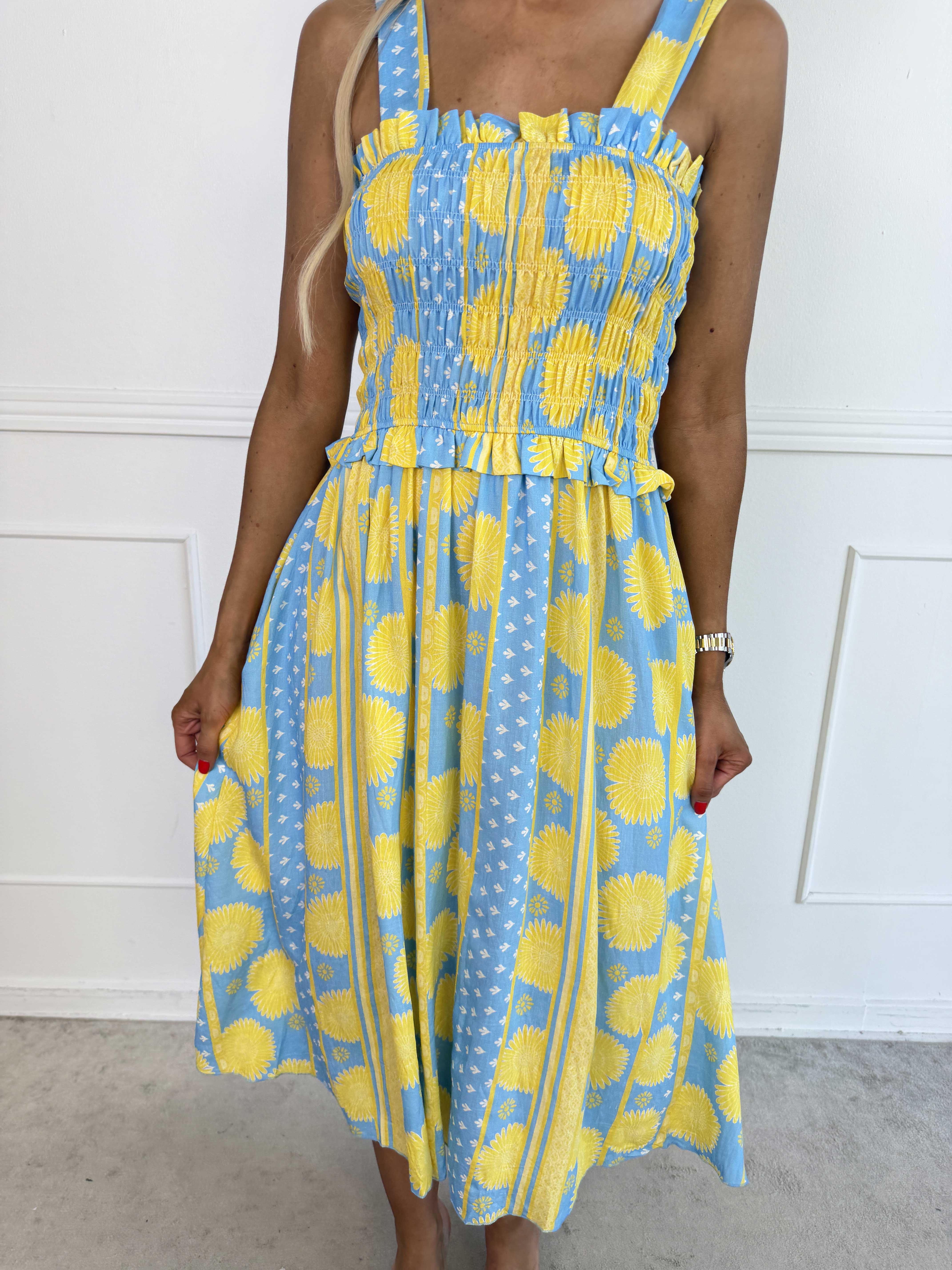 Marisol Sunburst - Plus size sommarklänning i viskos med smock över bröstet