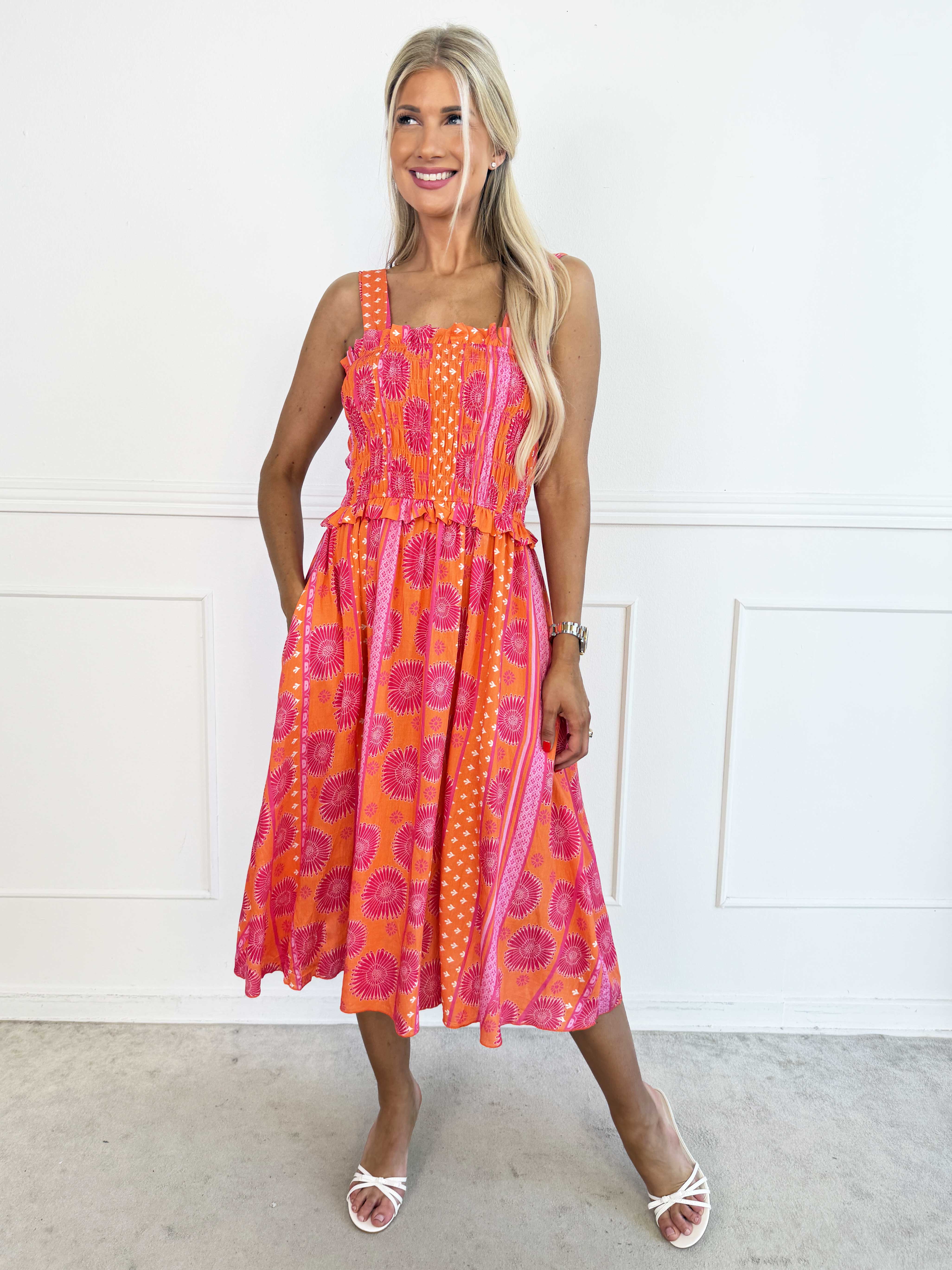 Marisol Sunburst - Plus size sommarklänning i viskos med smock över bröstet