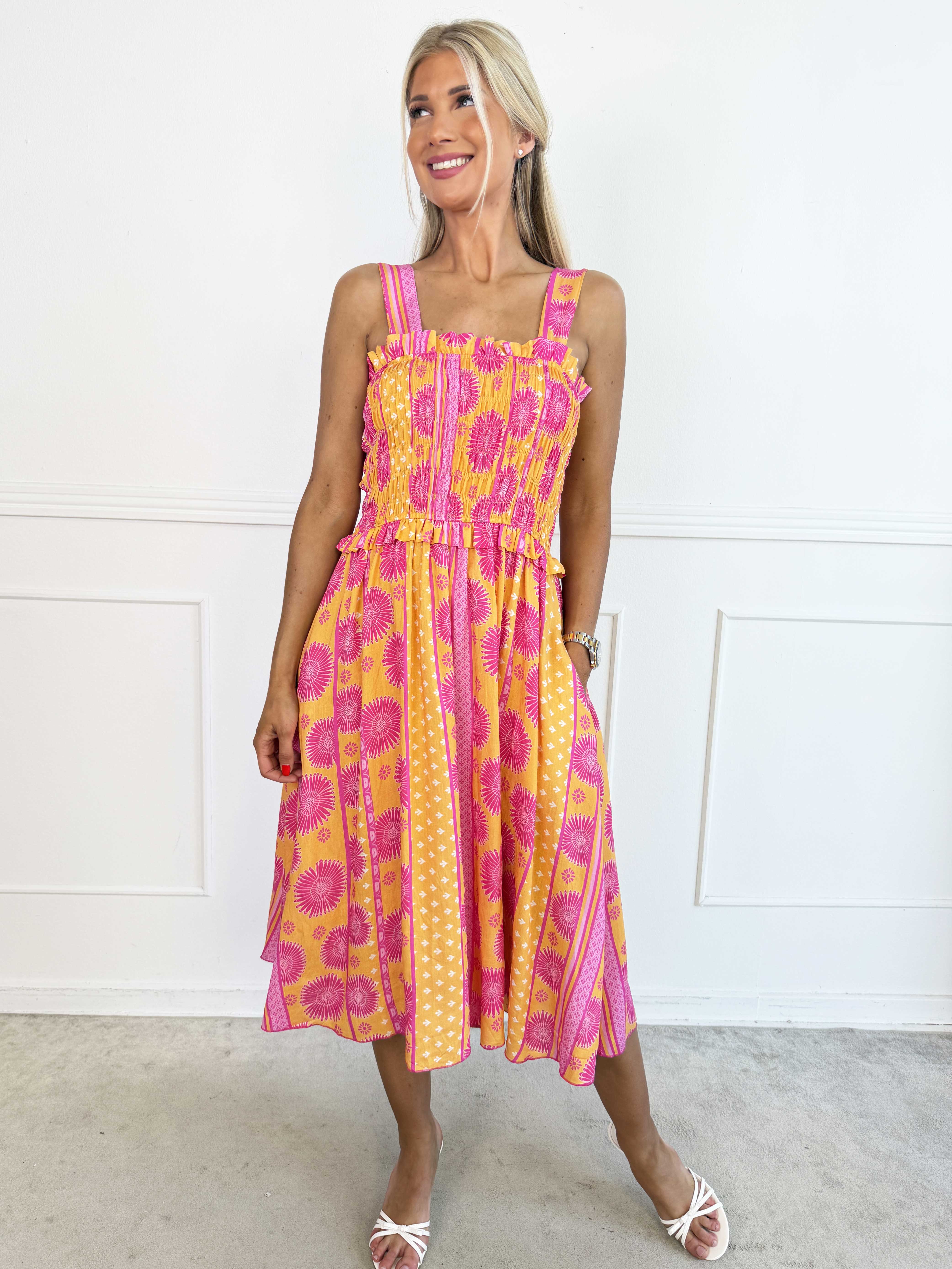 Marisol Sunburst - Plus size sommarklänning i viskos med smock över bröstet