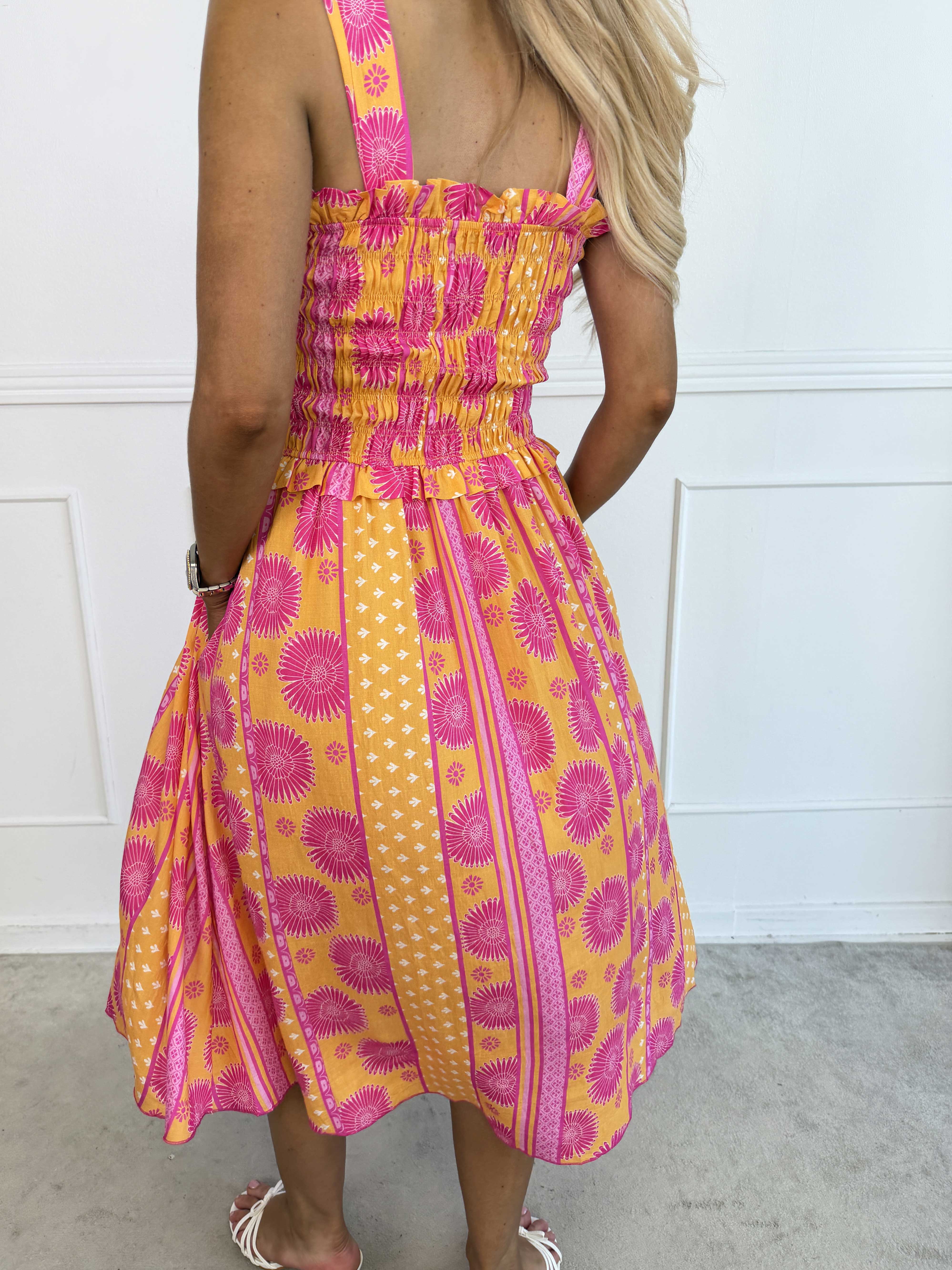 Marisol Sunburst - Plus size sommarklänning i viskos med smock över bröstet