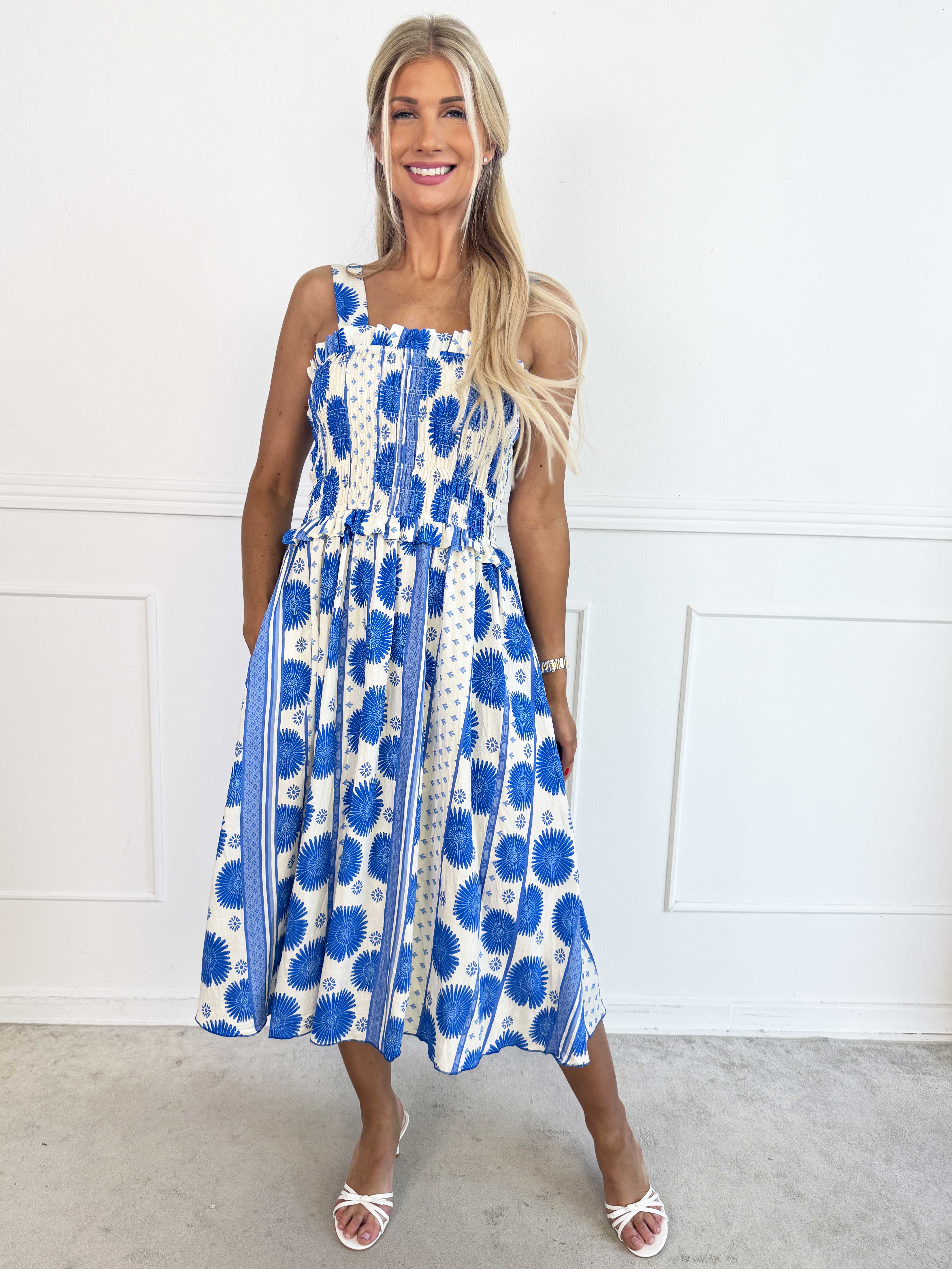 Marisol Sunburst - Plus size sommarklänning i viskos med smock över bröstet
