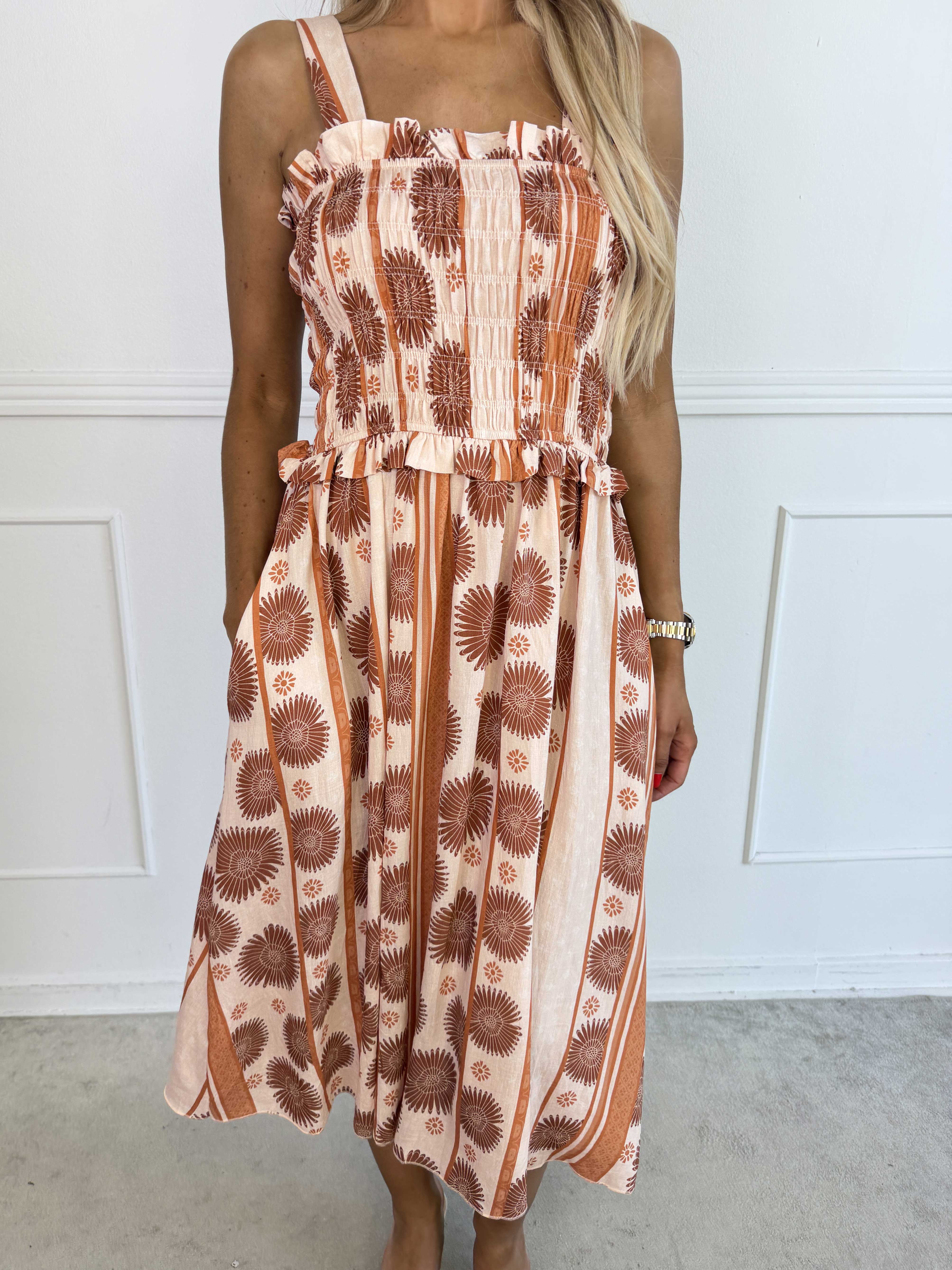 Marisol Sunburst - Söt blommig sommarklänning i viskos med smock över bröstet