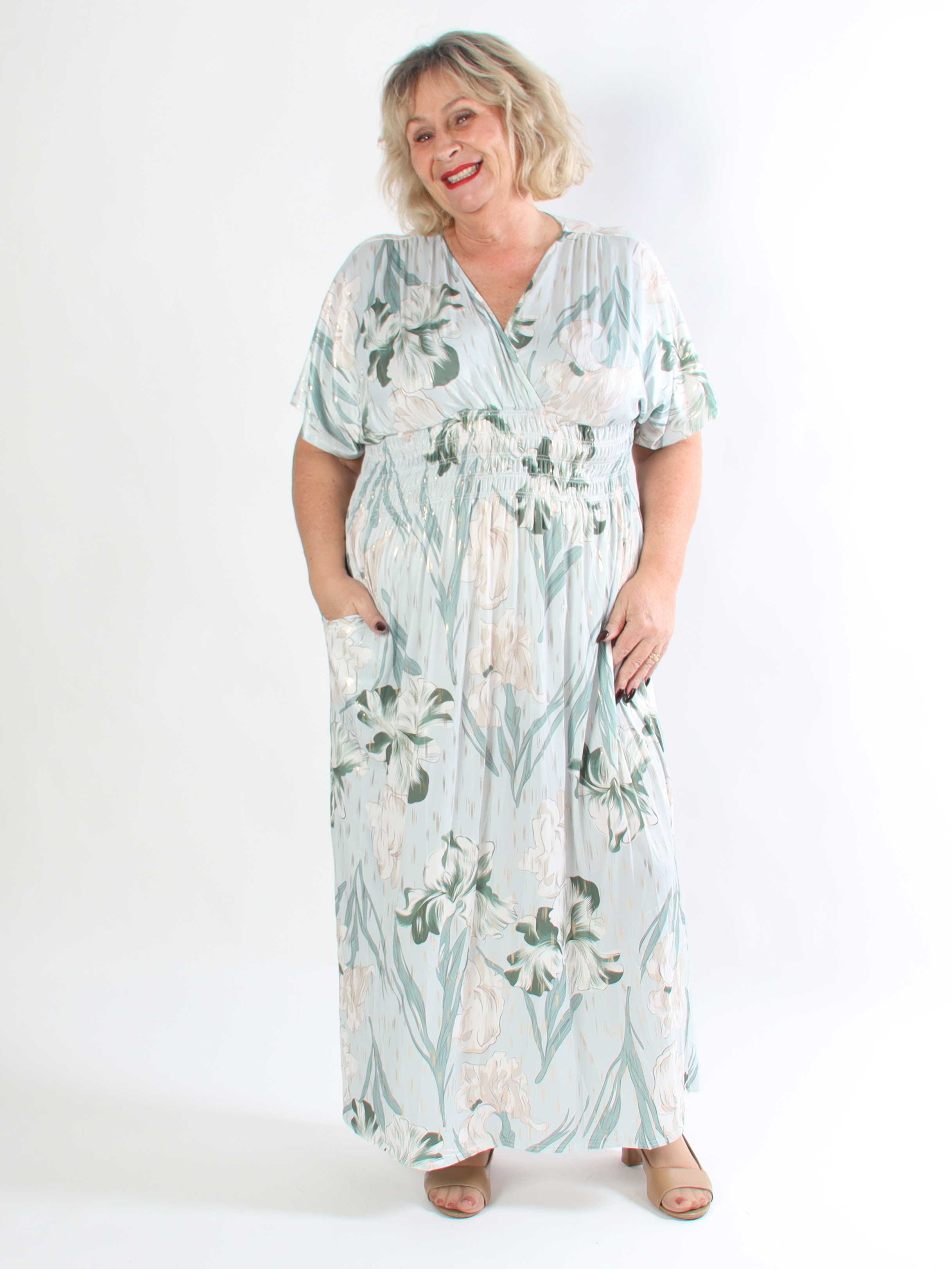 Pams Kvitka - Lång blommig plus size klänning med gulddetaljer och fickor