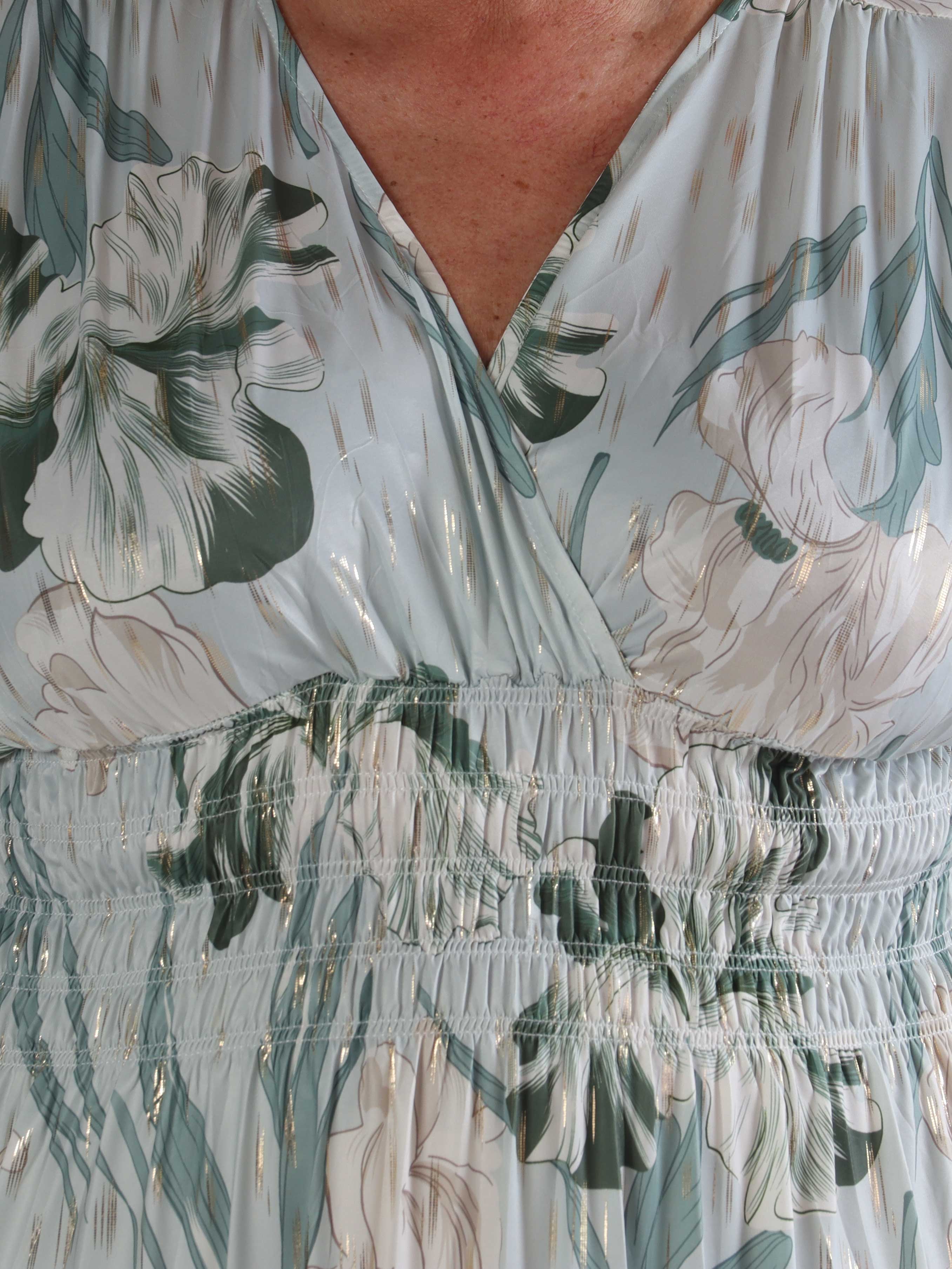 Pams Kvitka - Lång blommig plus size klänning med gulddetaljer och fickor