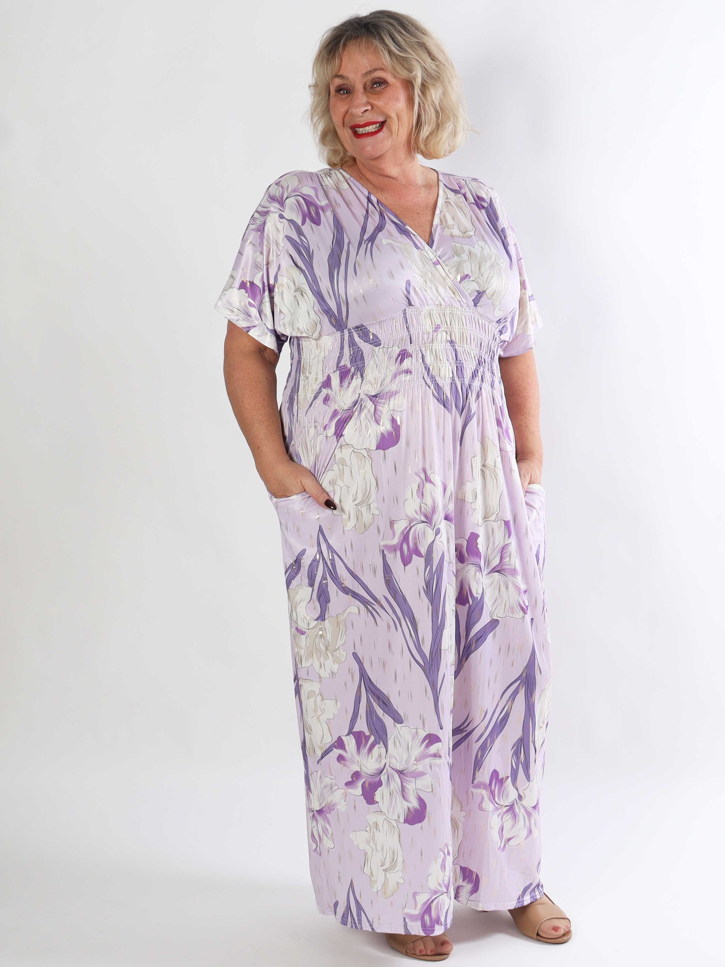 Pams Kvitka - Lång blommig plus size klänning med gulddetaljer och fickor