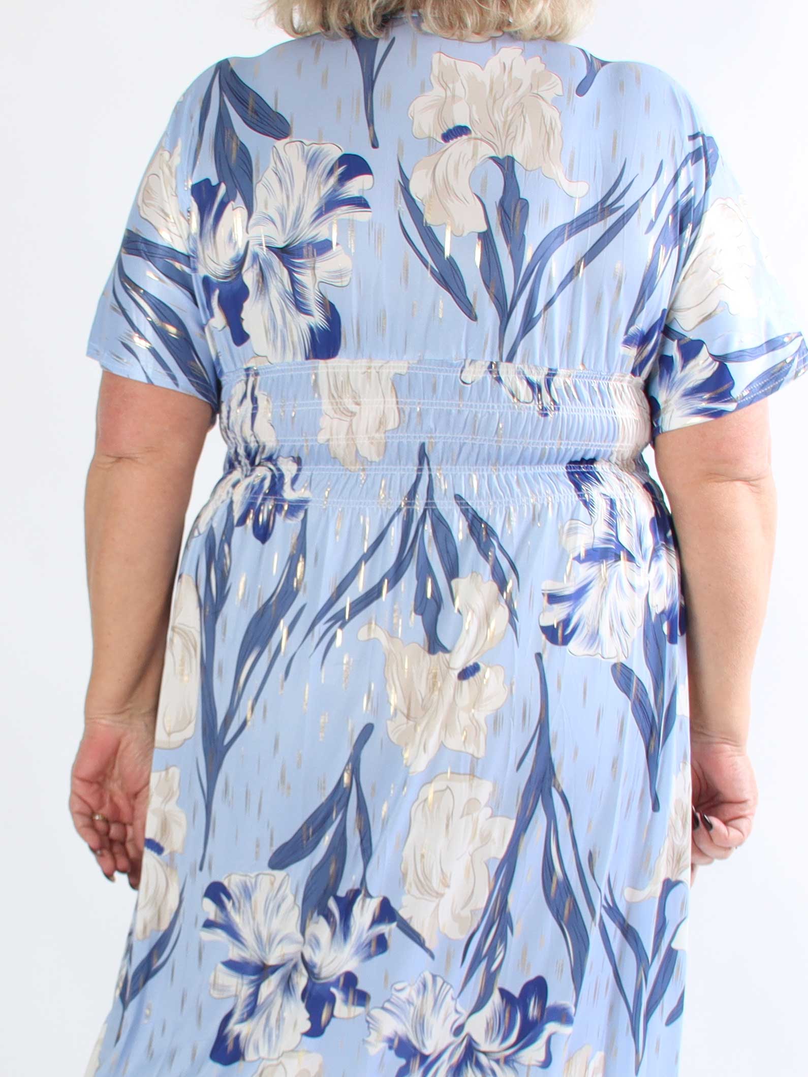 Pams Kvitka - Lång blommig plus size klänning med gulddetaljer och fickor