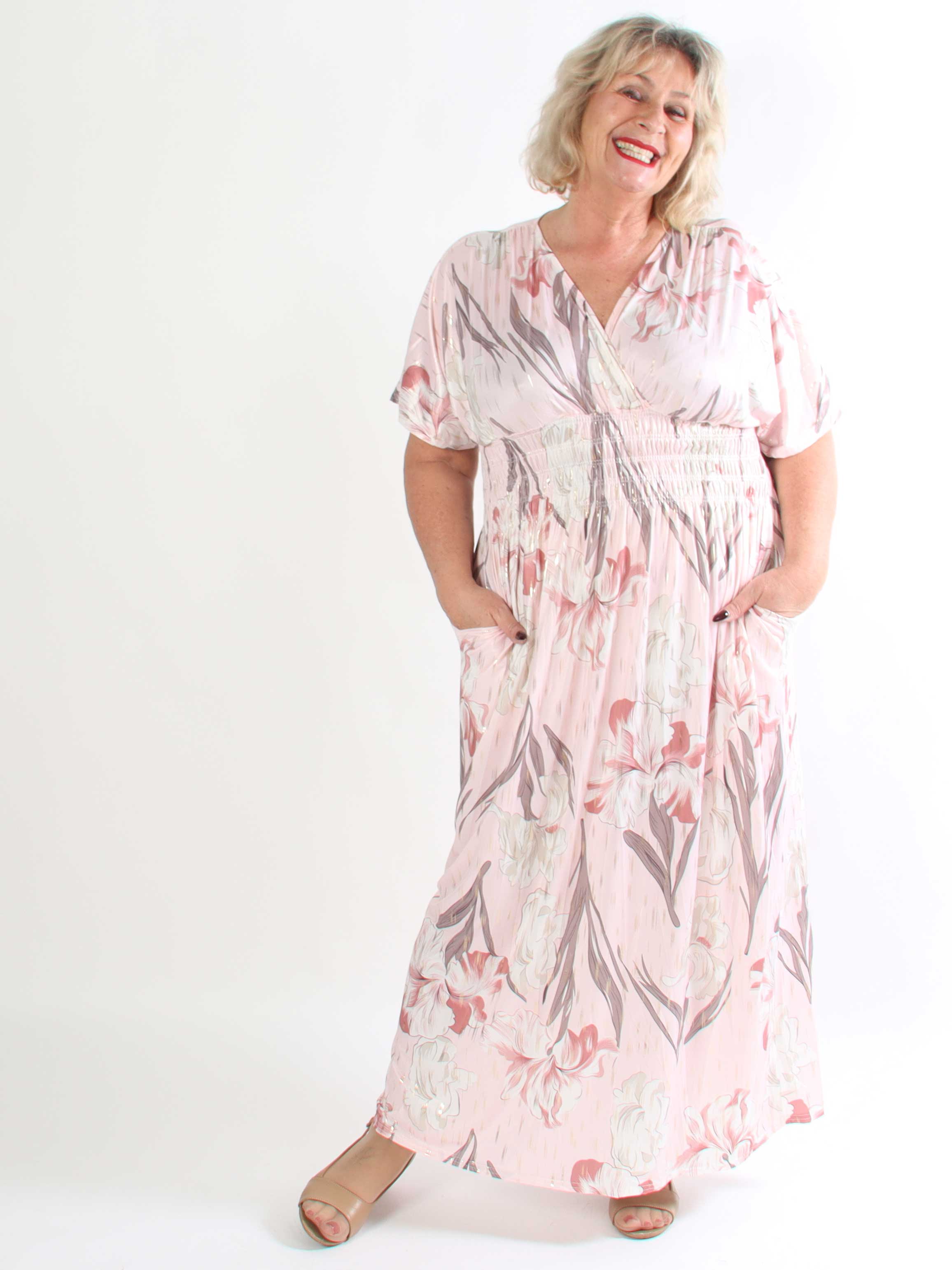 Pams Kvitka - Lång blommig plus size klänning med gulddetaljer och fickor