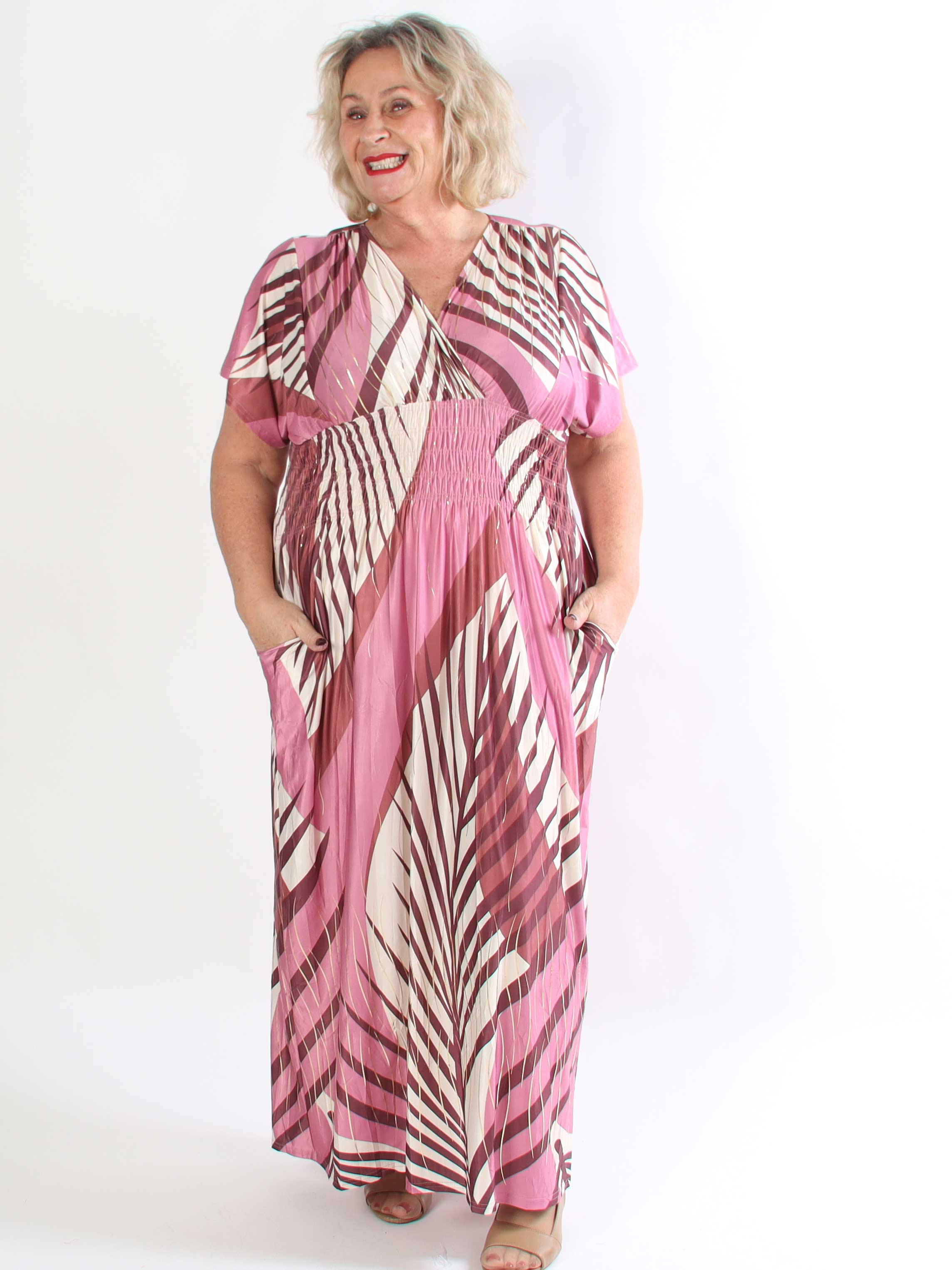 Pams Figure - Lång stretchig mönstrad plus size klänning med fickor