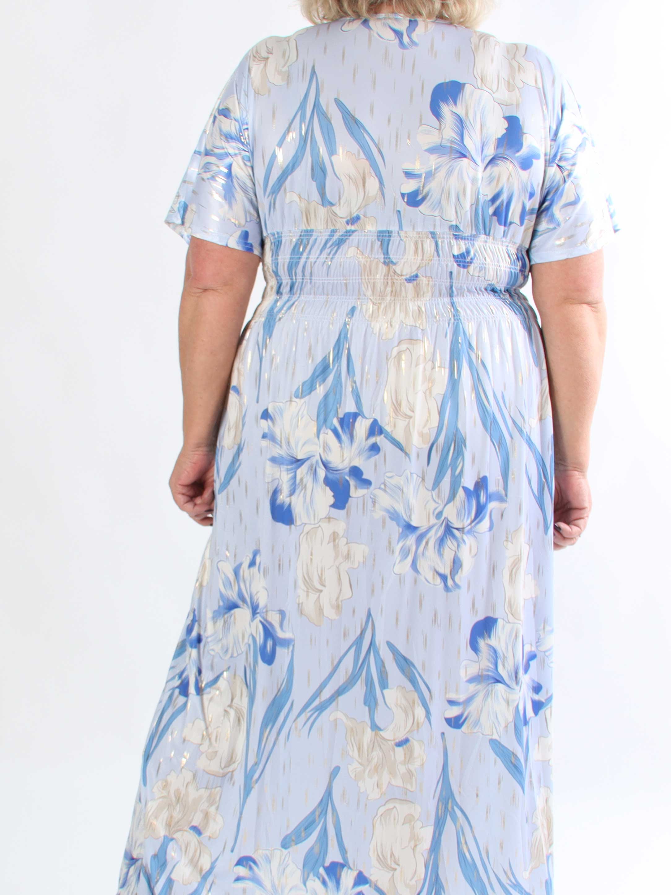 Pams Kvitka - Lång blommig plus size klänning med gulddetaljer och fickor