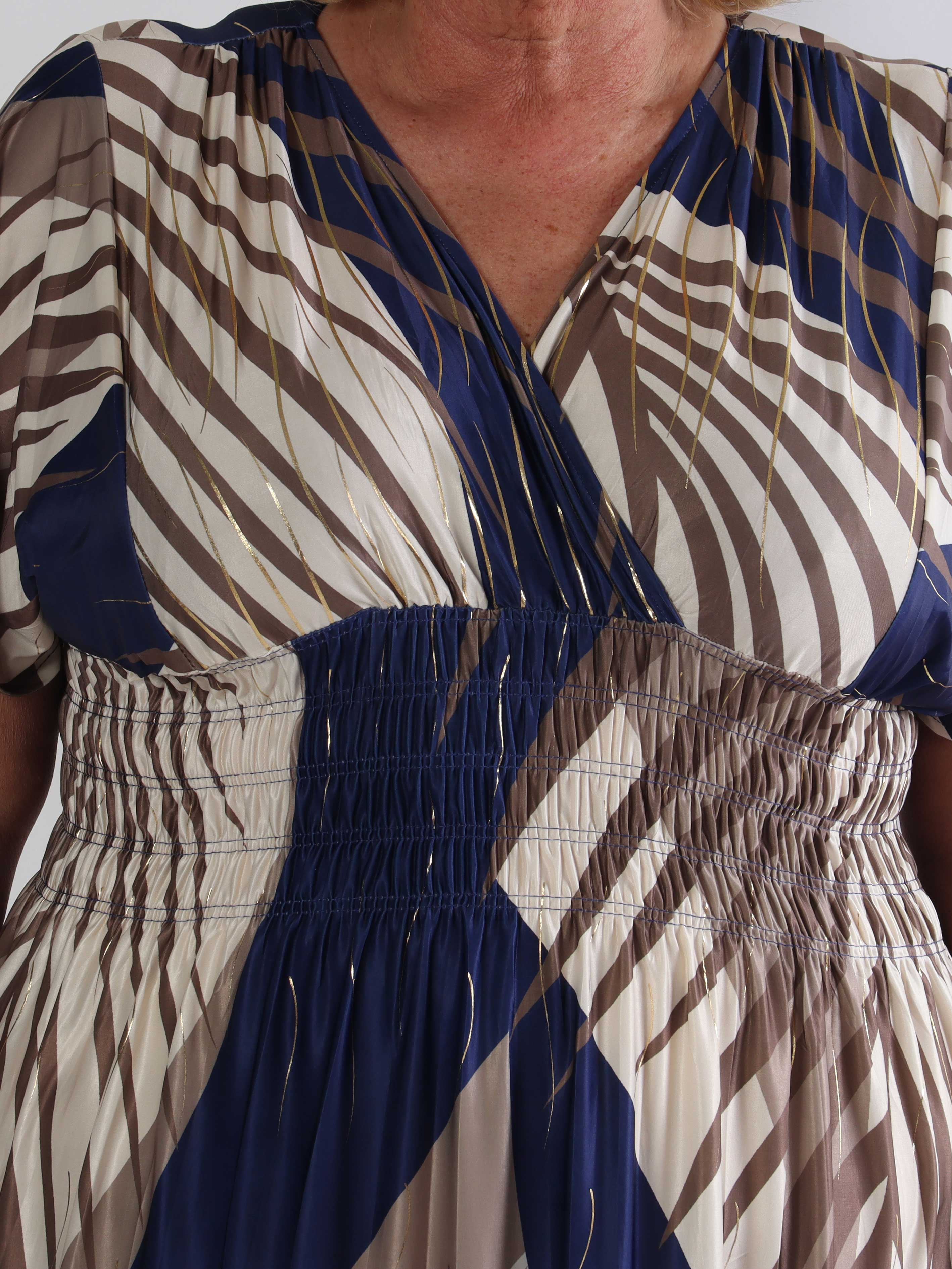 Pams Figure - Lång stretchig mönstrad plus size klänning med fickor