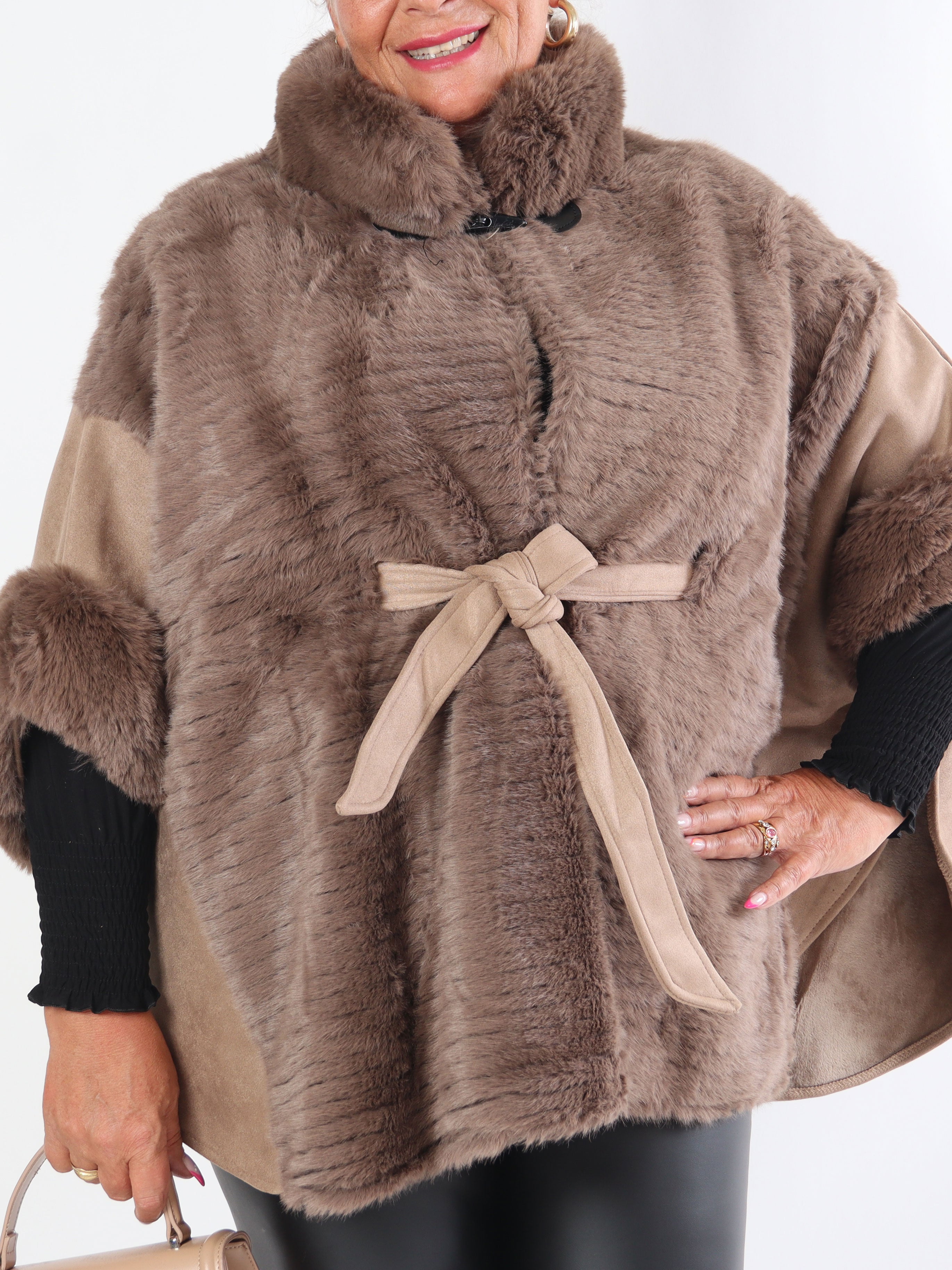 Cloud - Poncho i plusstorlek med fuskpäls