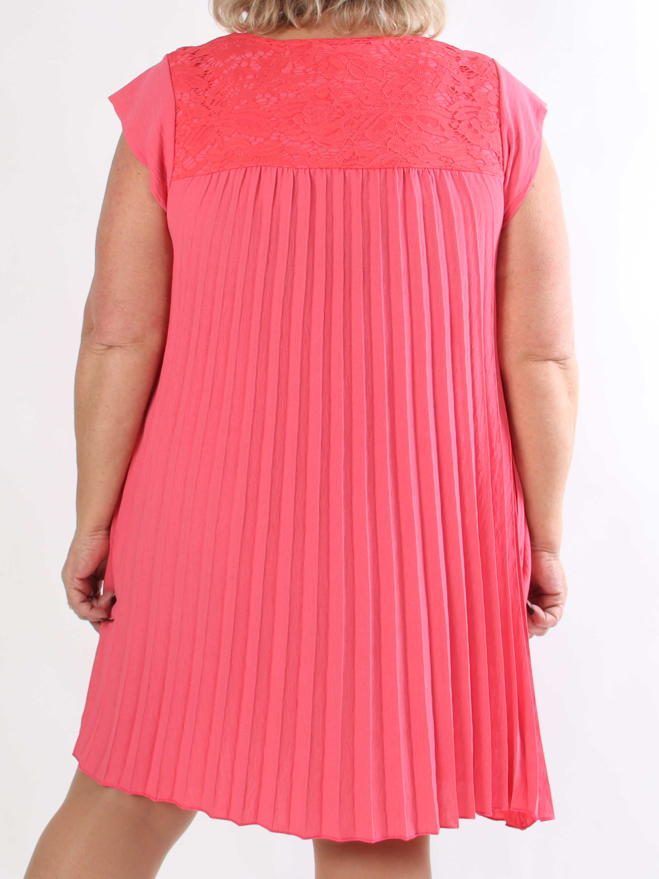 Nancy Lace Short - Plisserad plus size klänning med spets och fickor