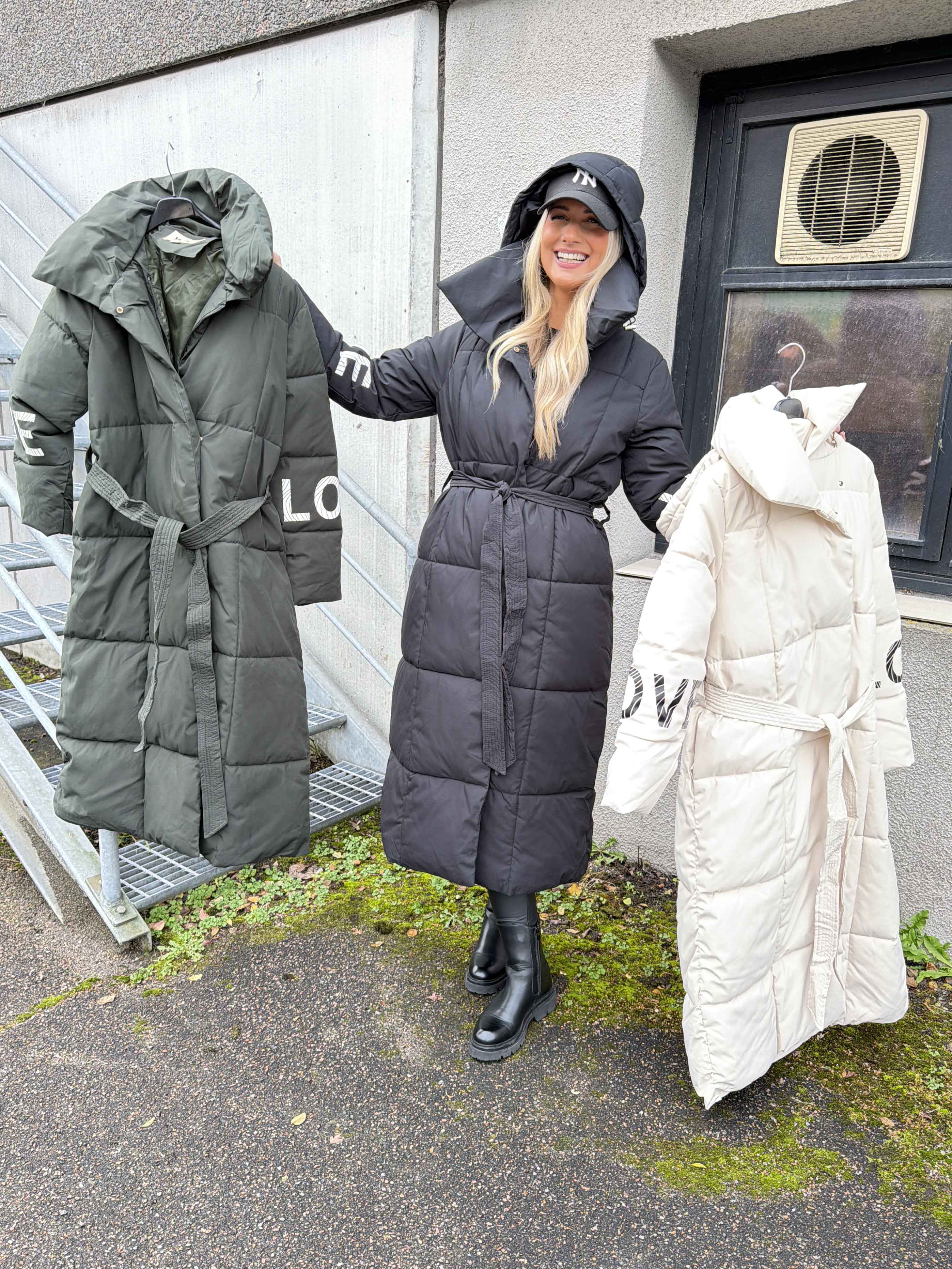 Snowie – Lång dunjacka med en LOVE-detalj på ärmen och en varm krage.
