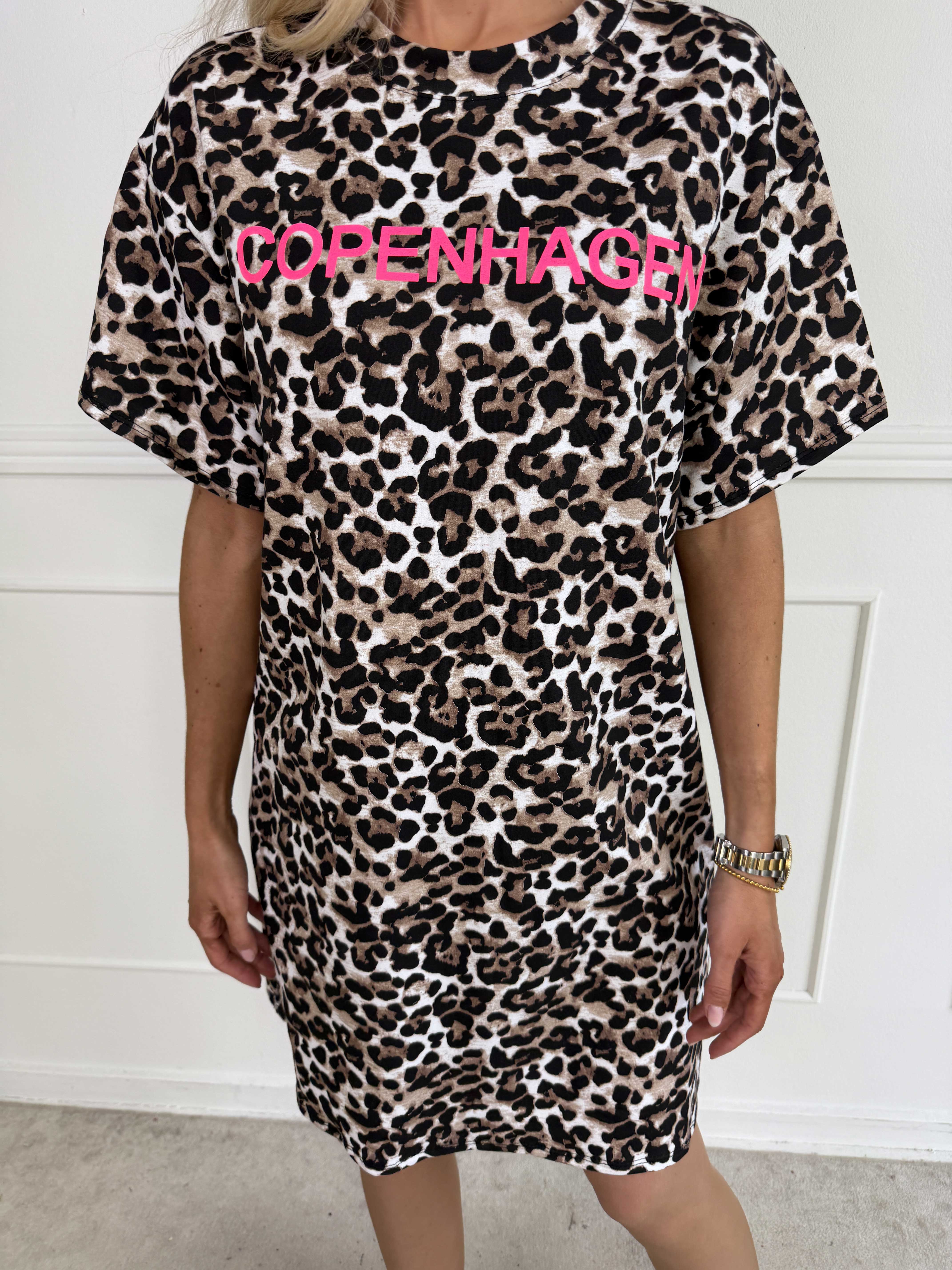 Malia Leo - Bomulls-T-shirtklänning med COPENHAGEN-tryck