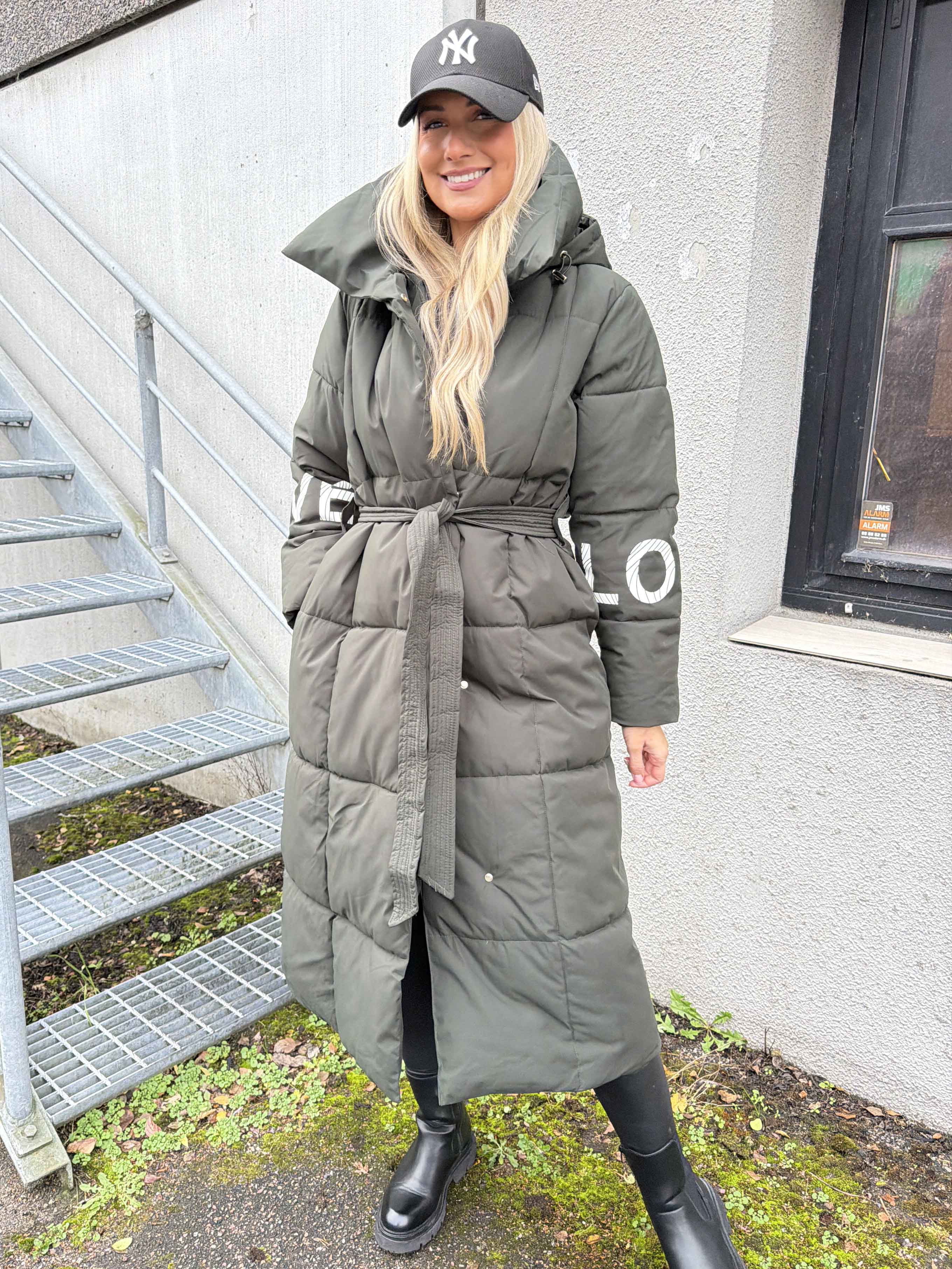 Snowie – Lång dunjacka med en LOVE-detalj på ärmen och en varm krage.