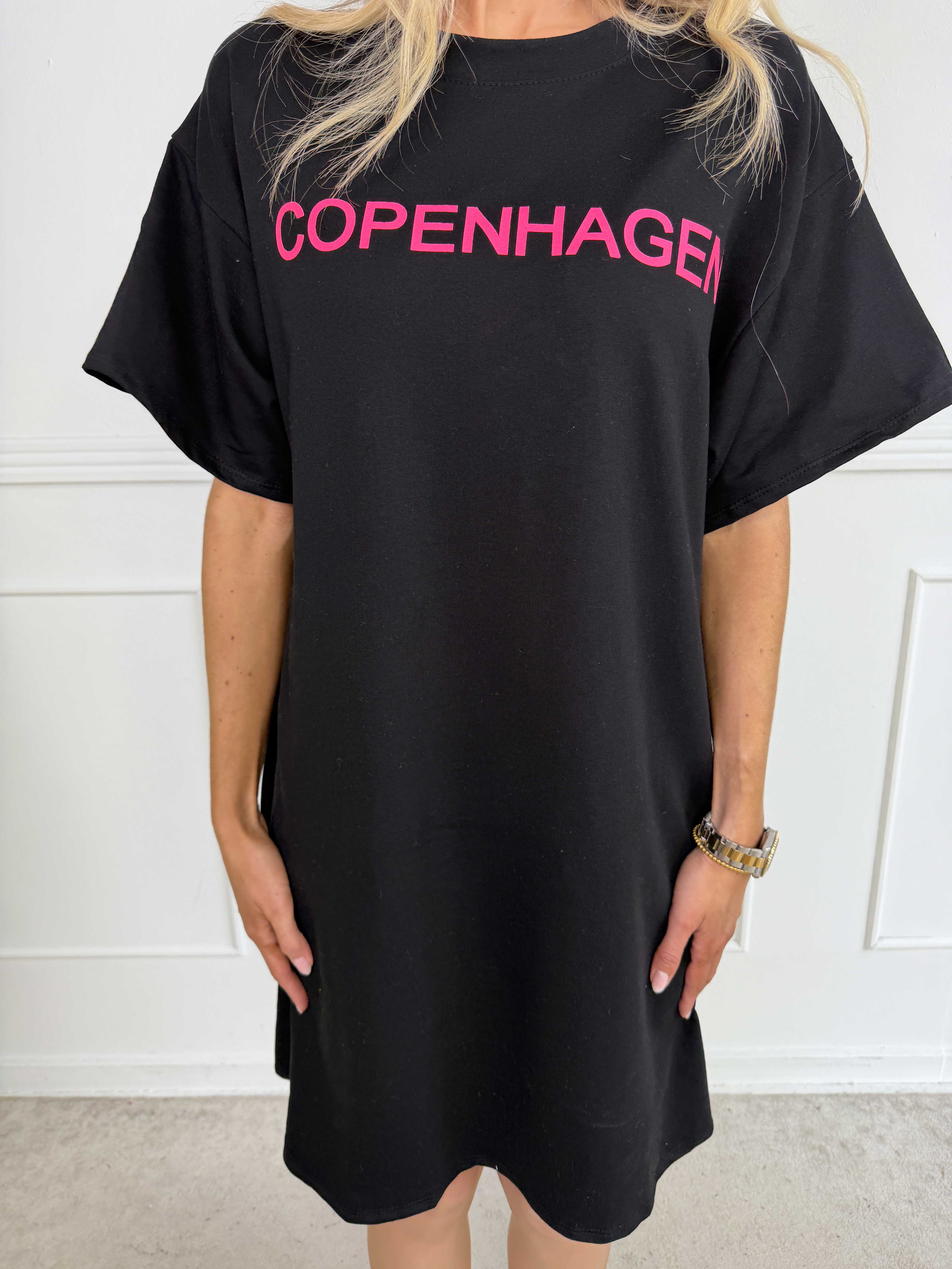 Malia - Bomulls-T-shirtklänning med COPENHAGEN-tryck