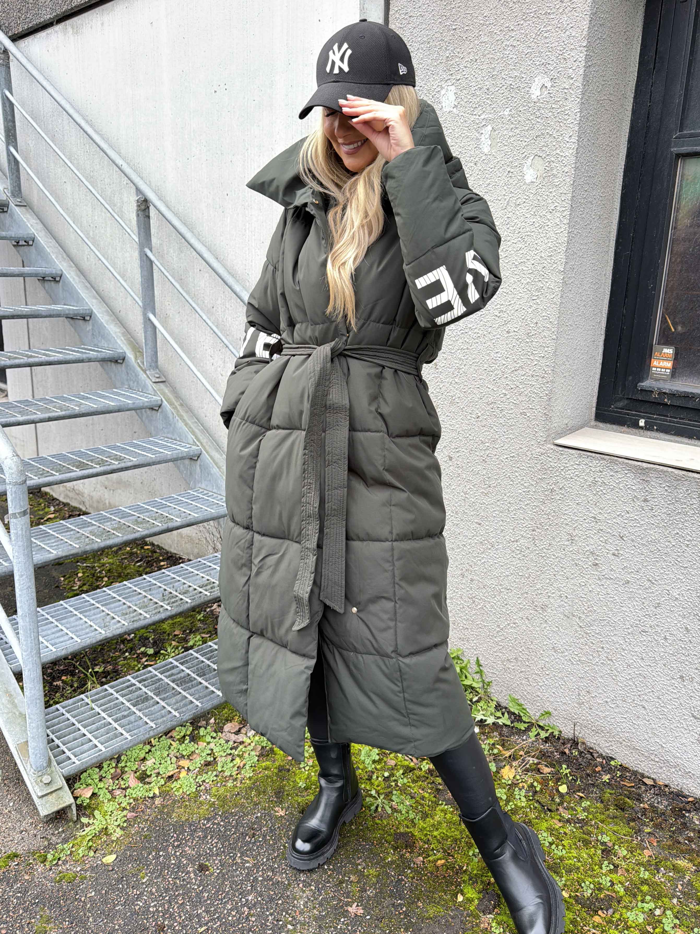 Snowie – Lång dunjacka med en LOVE-detalj på ärmen och en varm krage.