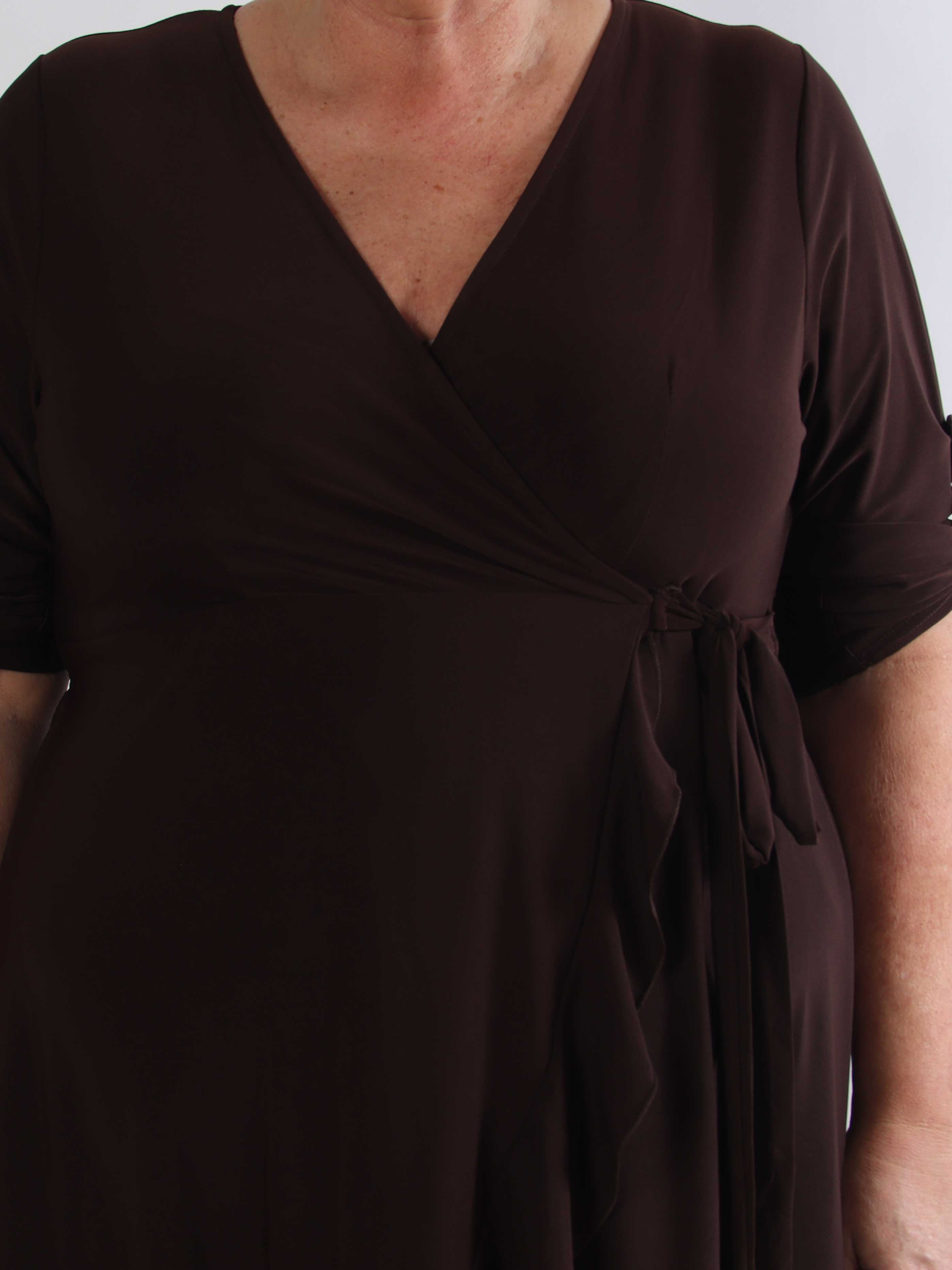 Savina Plain - Stretchig långärmad plus size omlottklänning