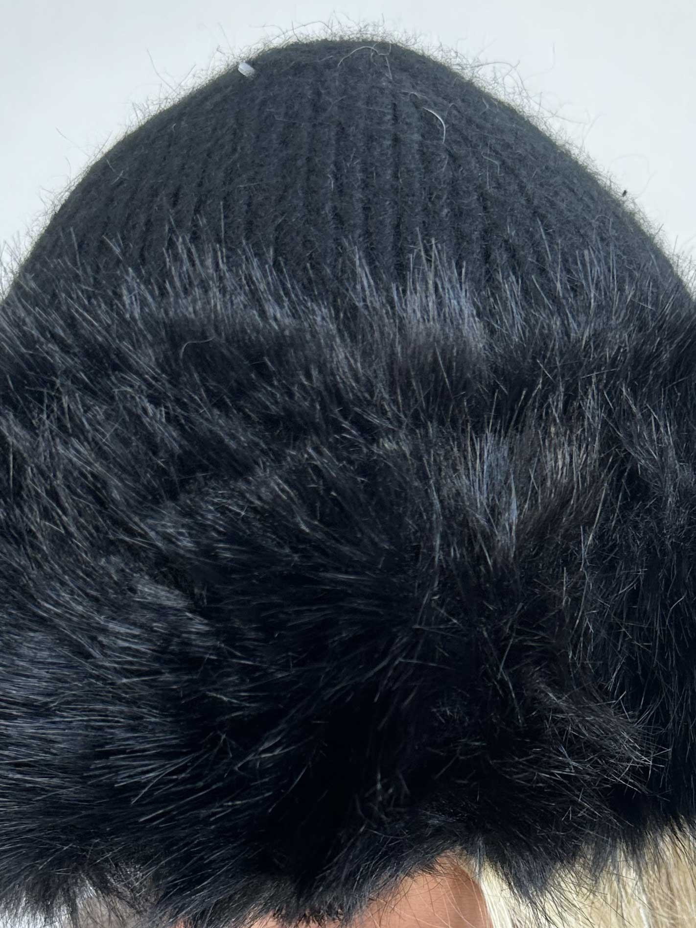 Oasis - Mössa med mjuk fuskpälskant