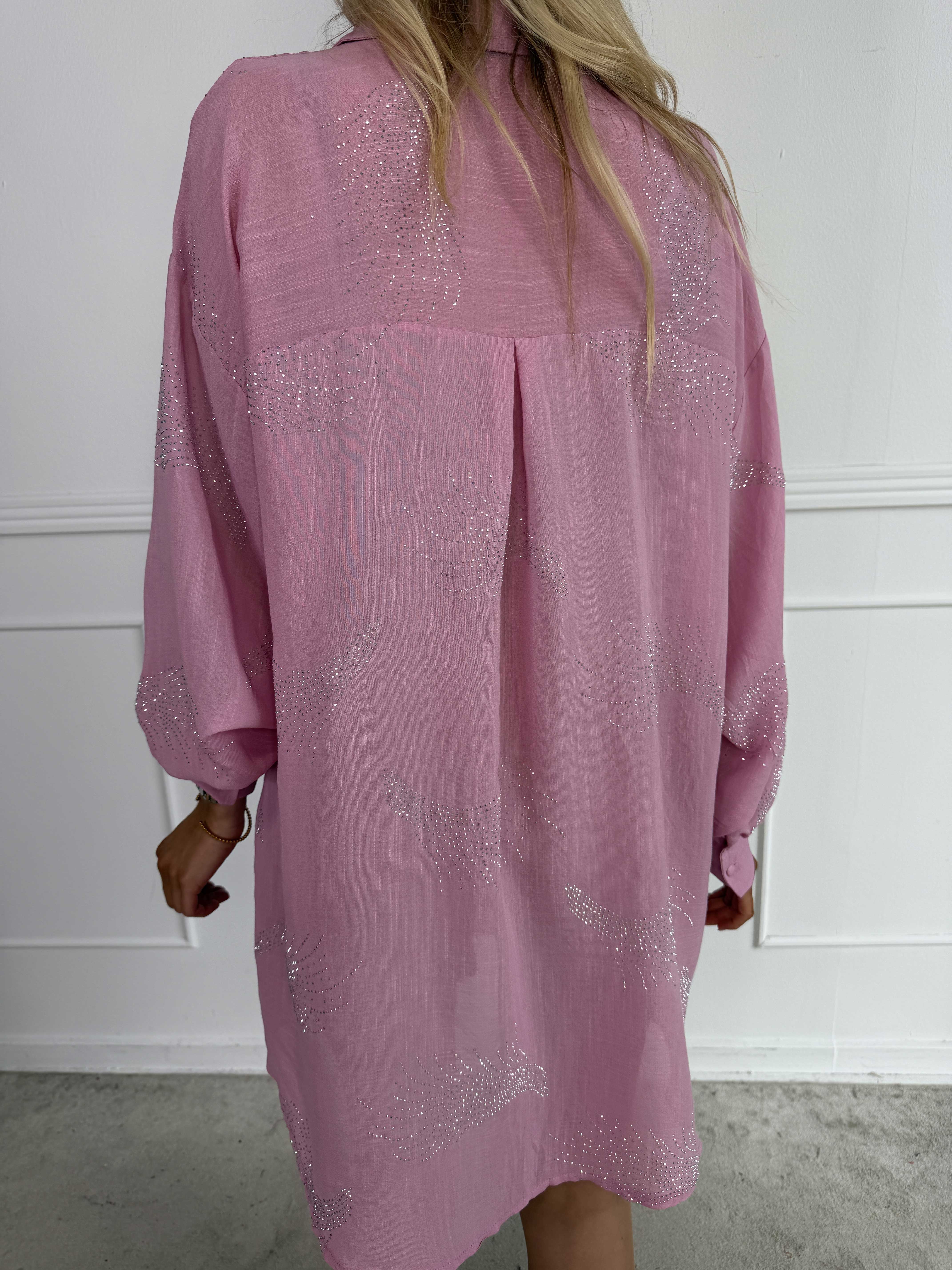 Heidy Long - Plus size skjortklänning med fina strass och pärlbroderad manschett
