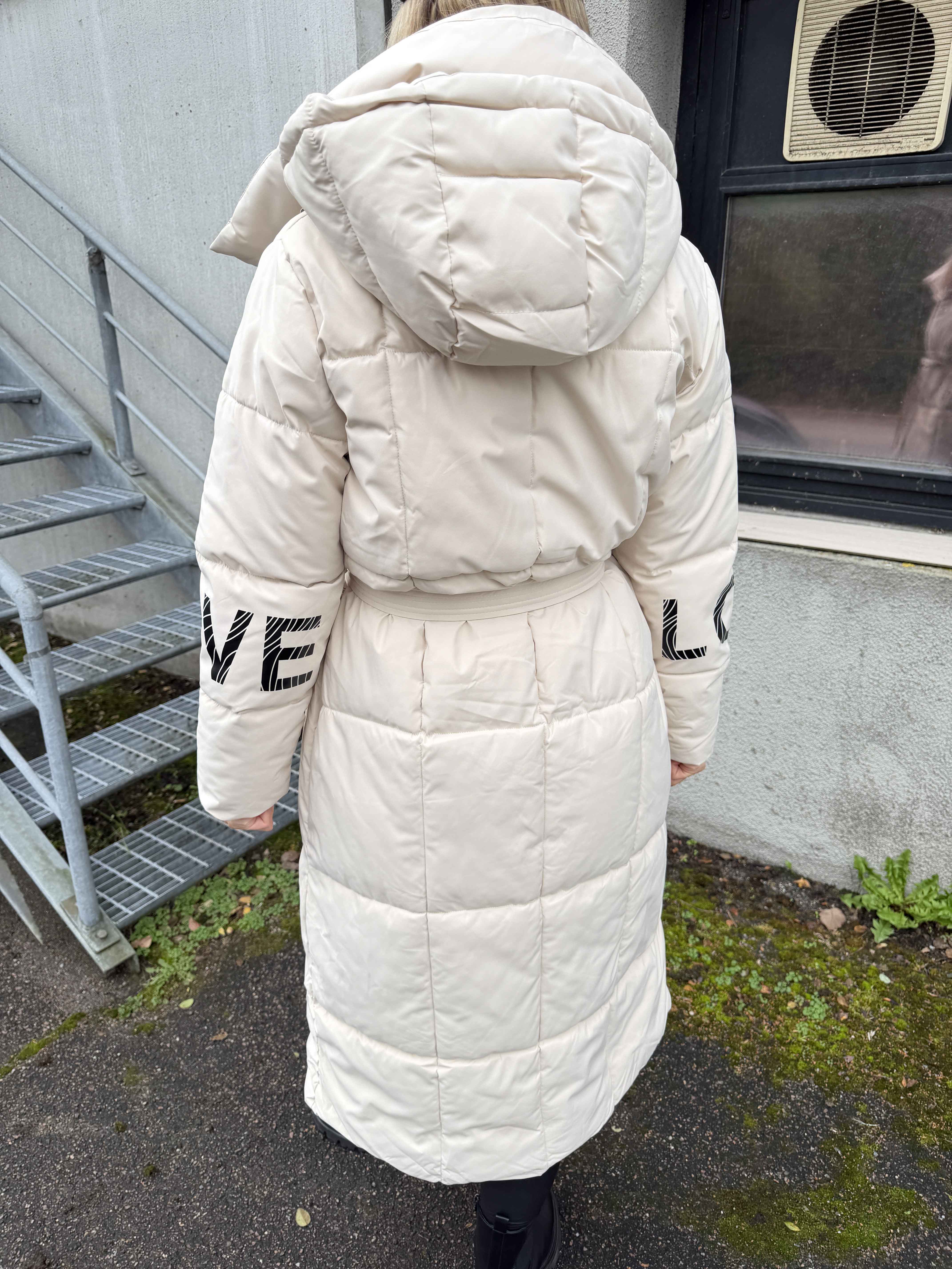 Snowie – Lång dunjacka med en LOVE-detalj på ärmen och en varm krage.