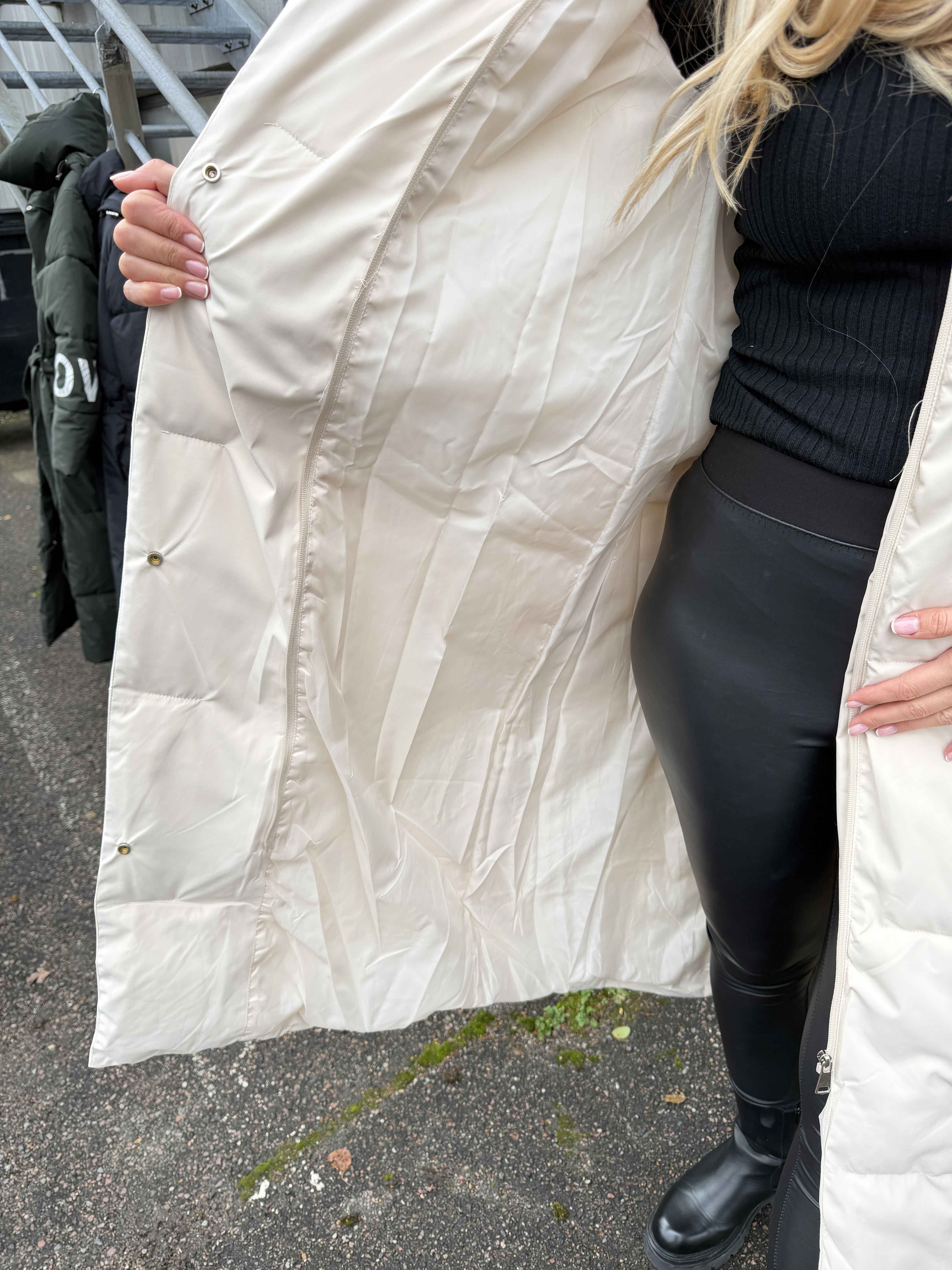 Snowie – Lång dunjacka med en LOVE-detalj på ärmen och en varm krage.