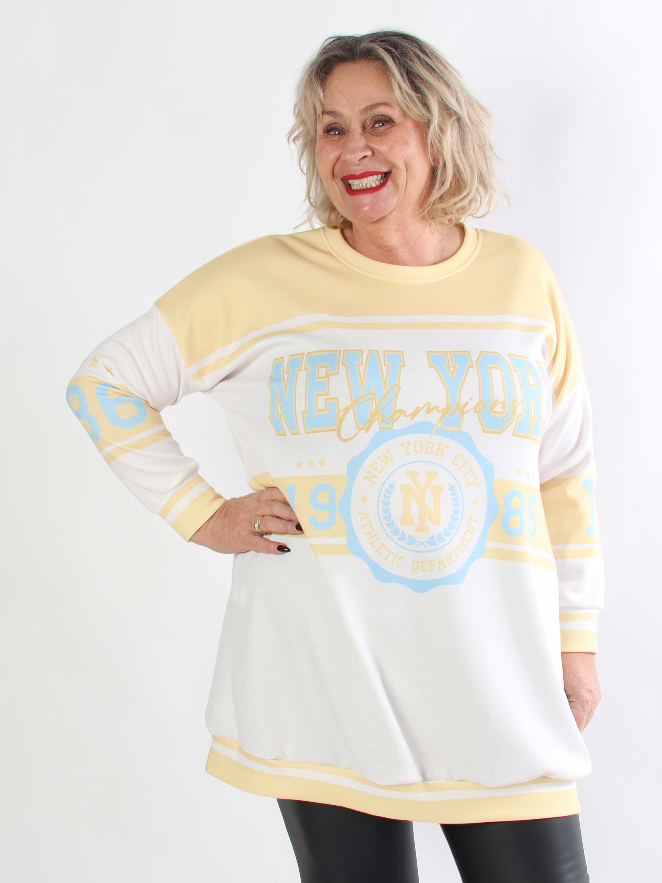 Rosaria - Plus size joggingklänning med New York-motiv på bröstet