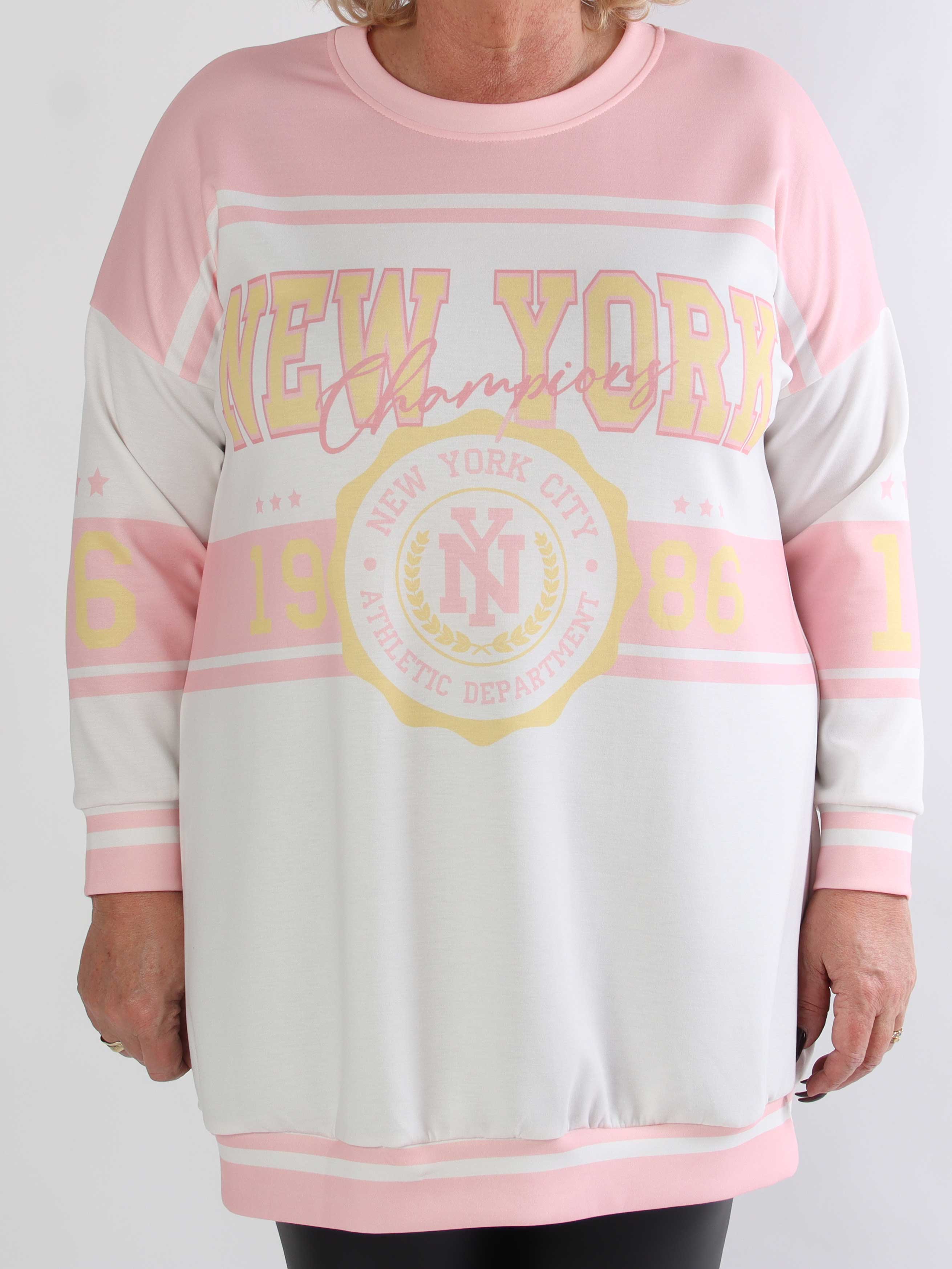 Rosaria - Plus size joggingklänning med New York-motiv på bröstet