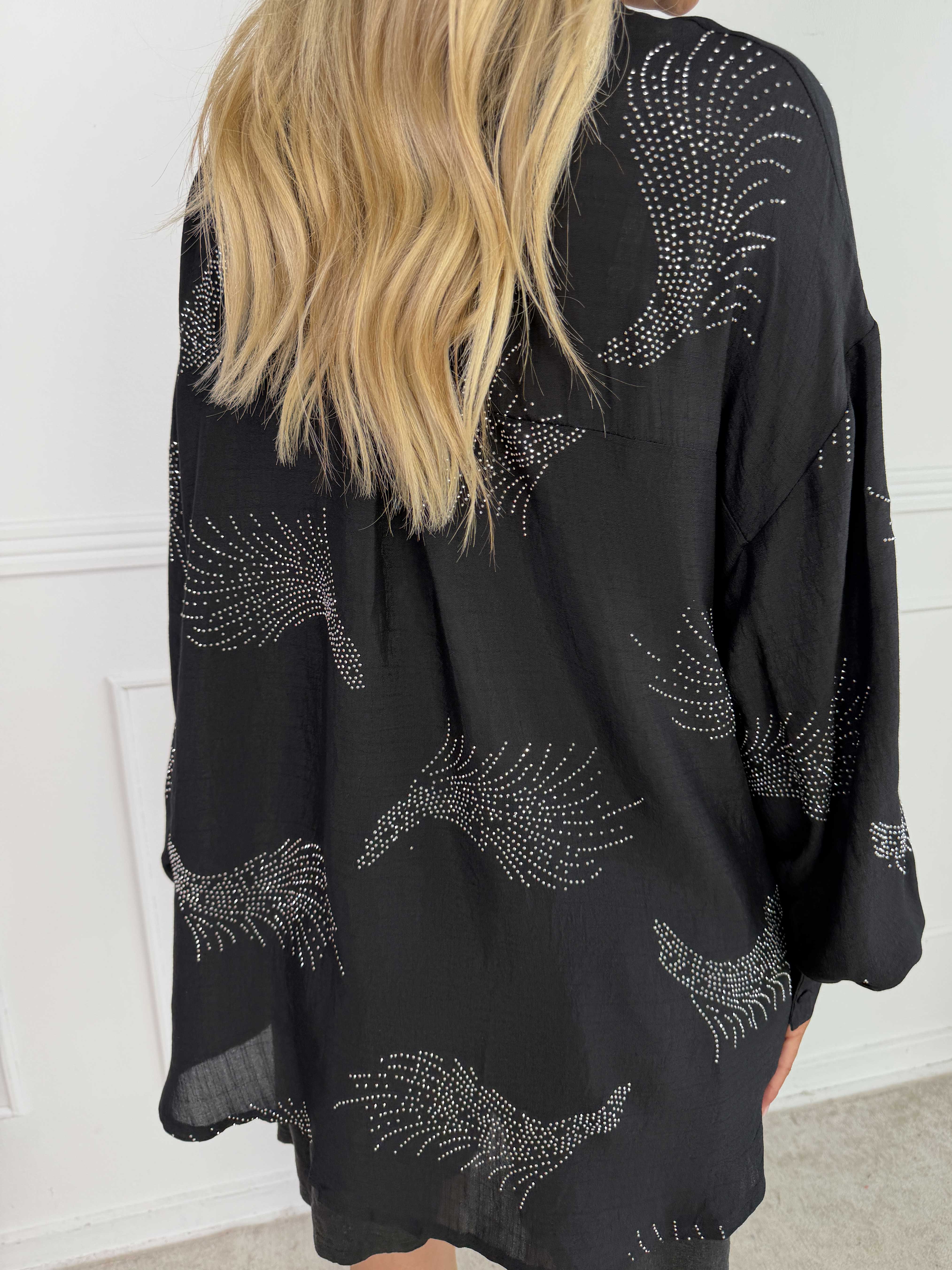 Heidy - Plus size skjorta med fina strass och breda manschetter