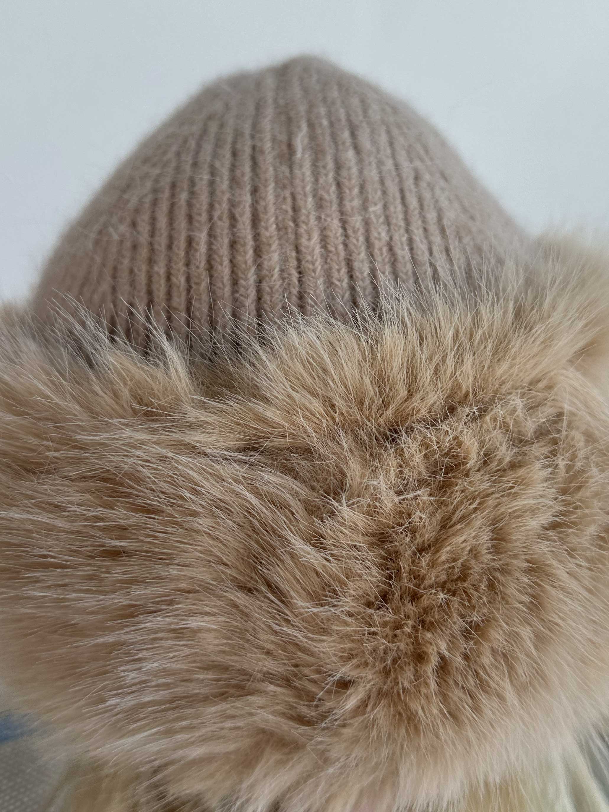 Oasis - Mössa med mjuk fuskpälskant