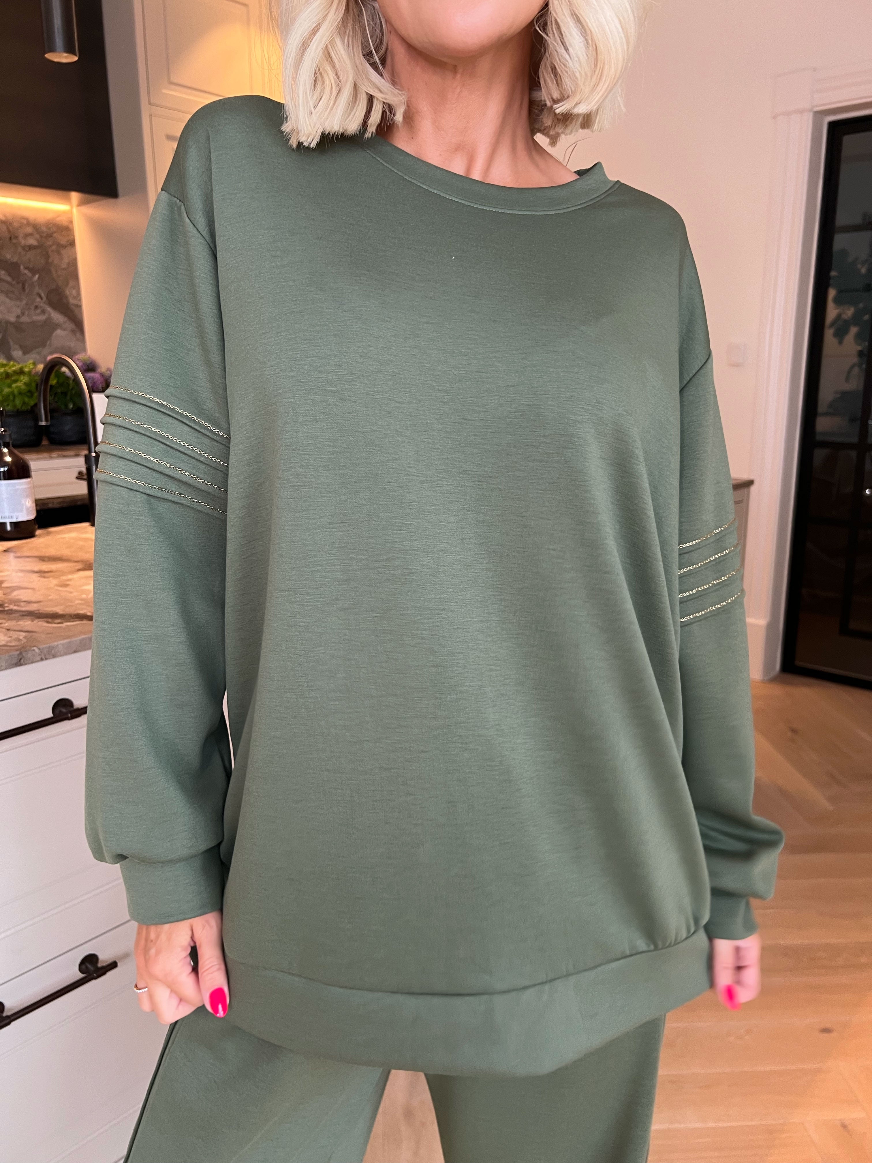 Dream – Mjukt plus size träningsoverallset i viskos med eleganta gulddetaljer