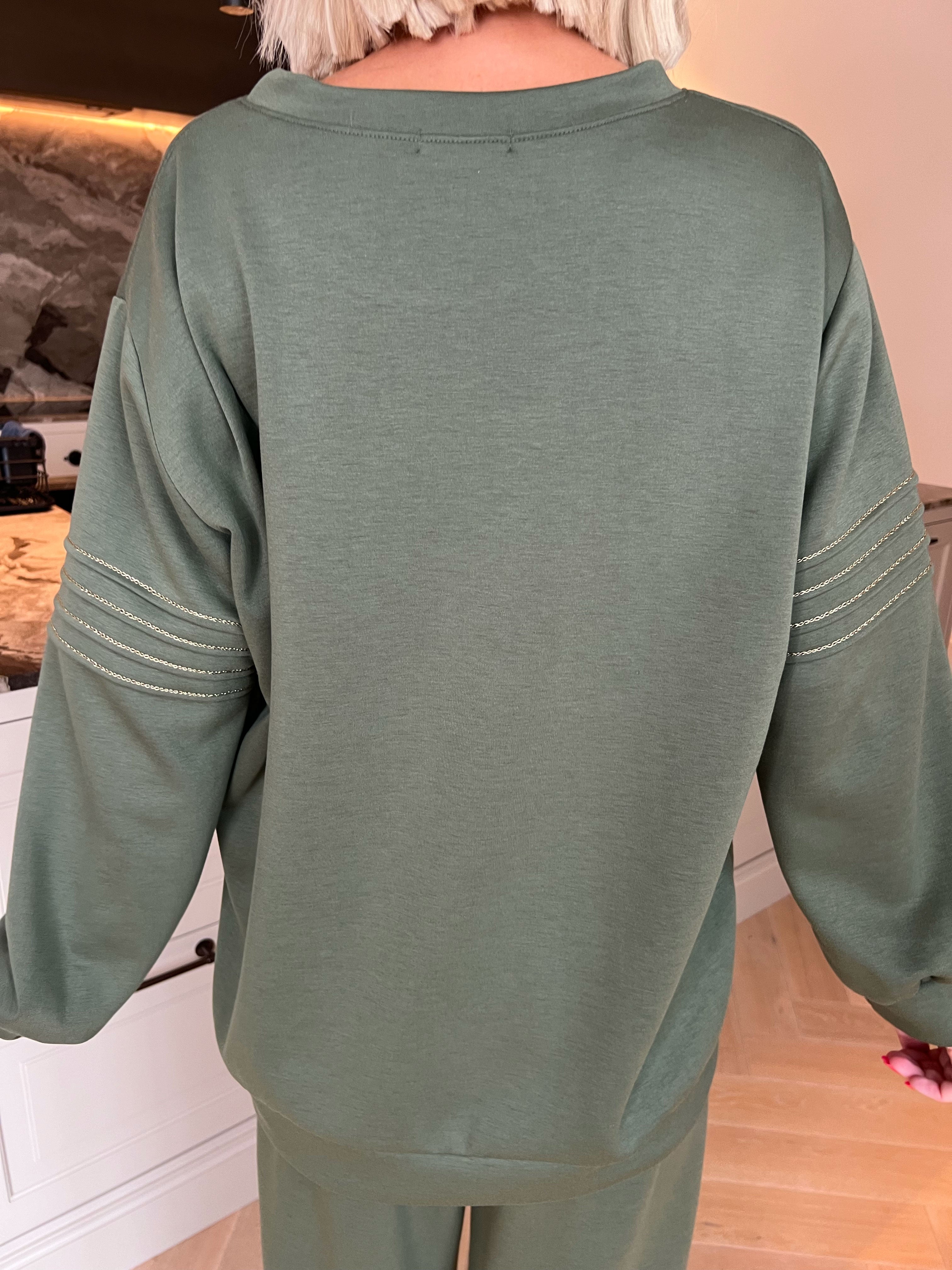 Dream – Mjukt plus size träningsoverallset i viskos med eleganta gulddetaljer