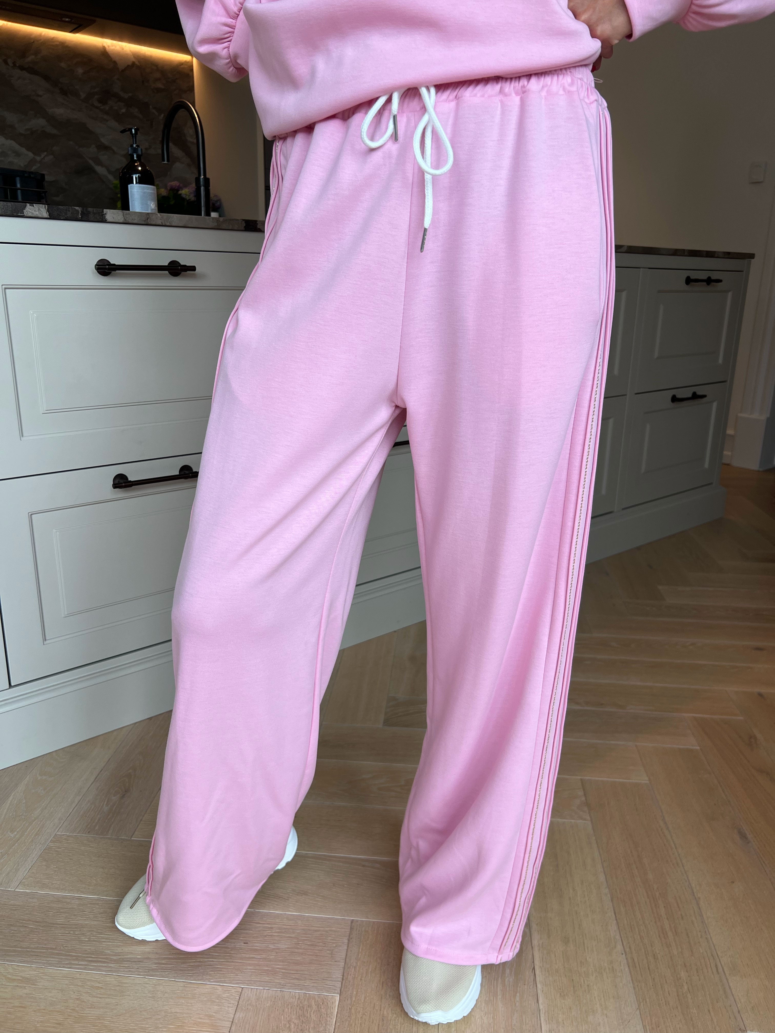 Dream – Mjukt plus size träningsoverallset i viskos med eleganta gulddetaljer