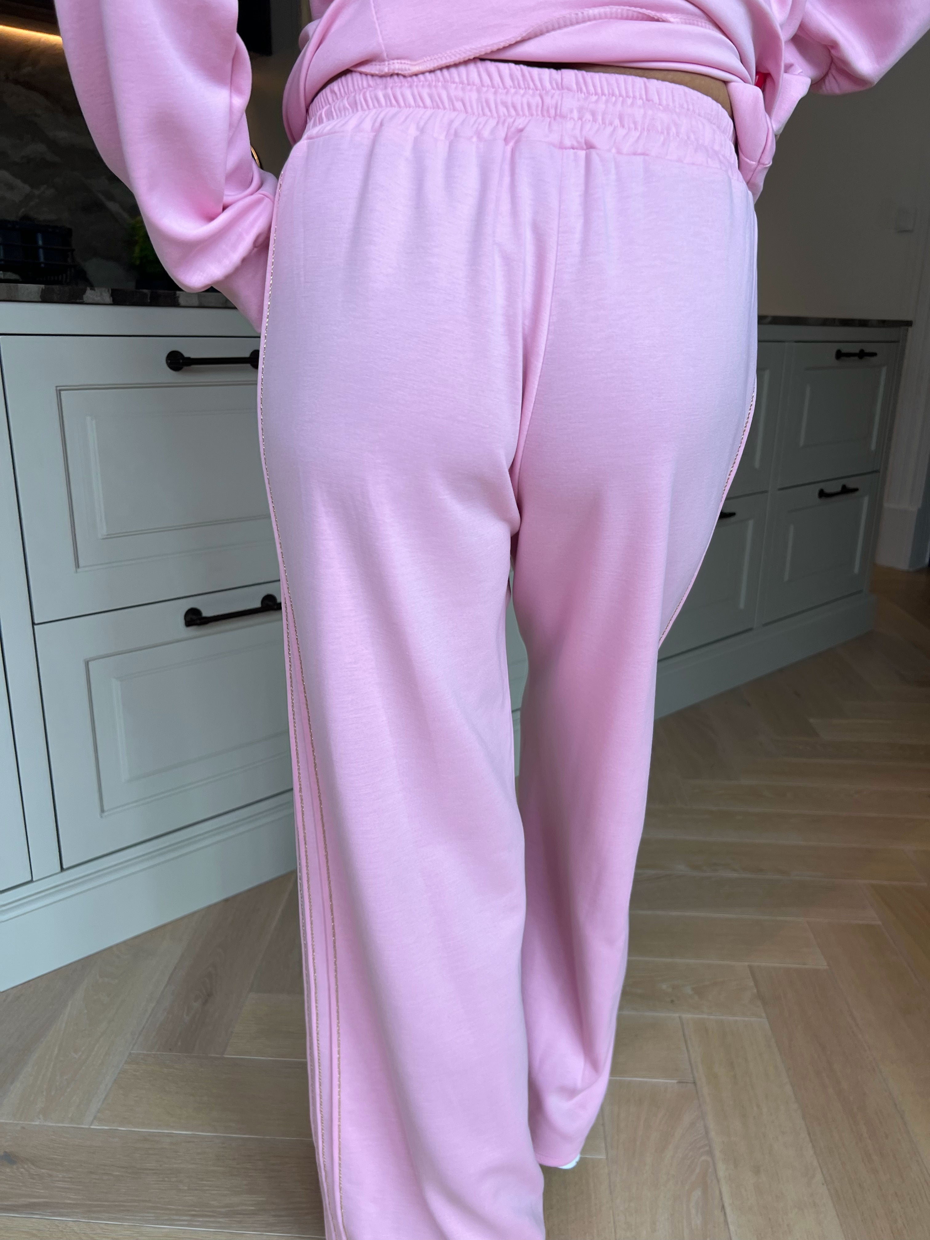 Dream – Mjukt plus size träningsoverallset i viskos med eleganta gulddetaljer