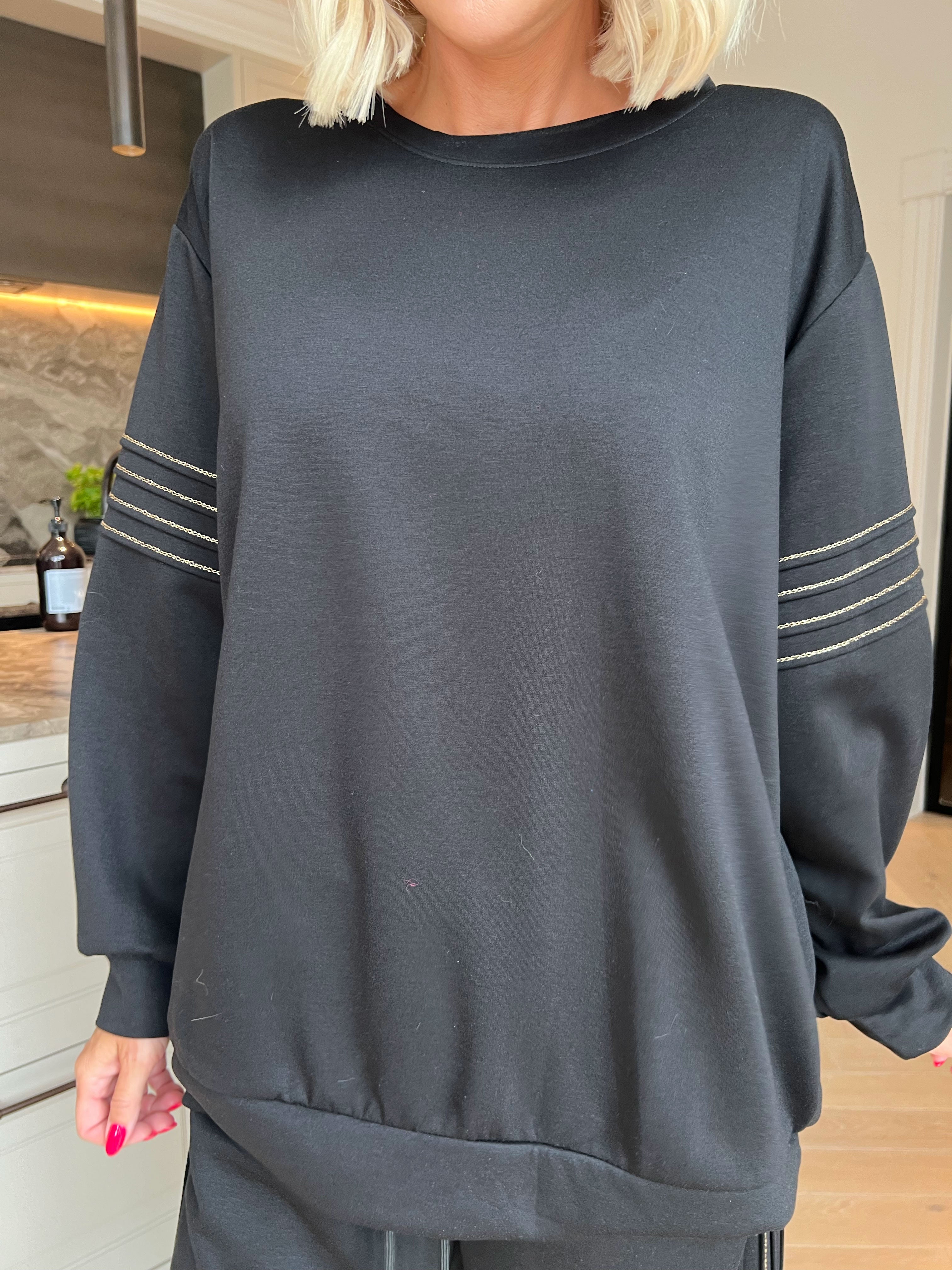 Dream – Mjukt plus size träningsoverallset i viskos med eleganta gulddetaljer