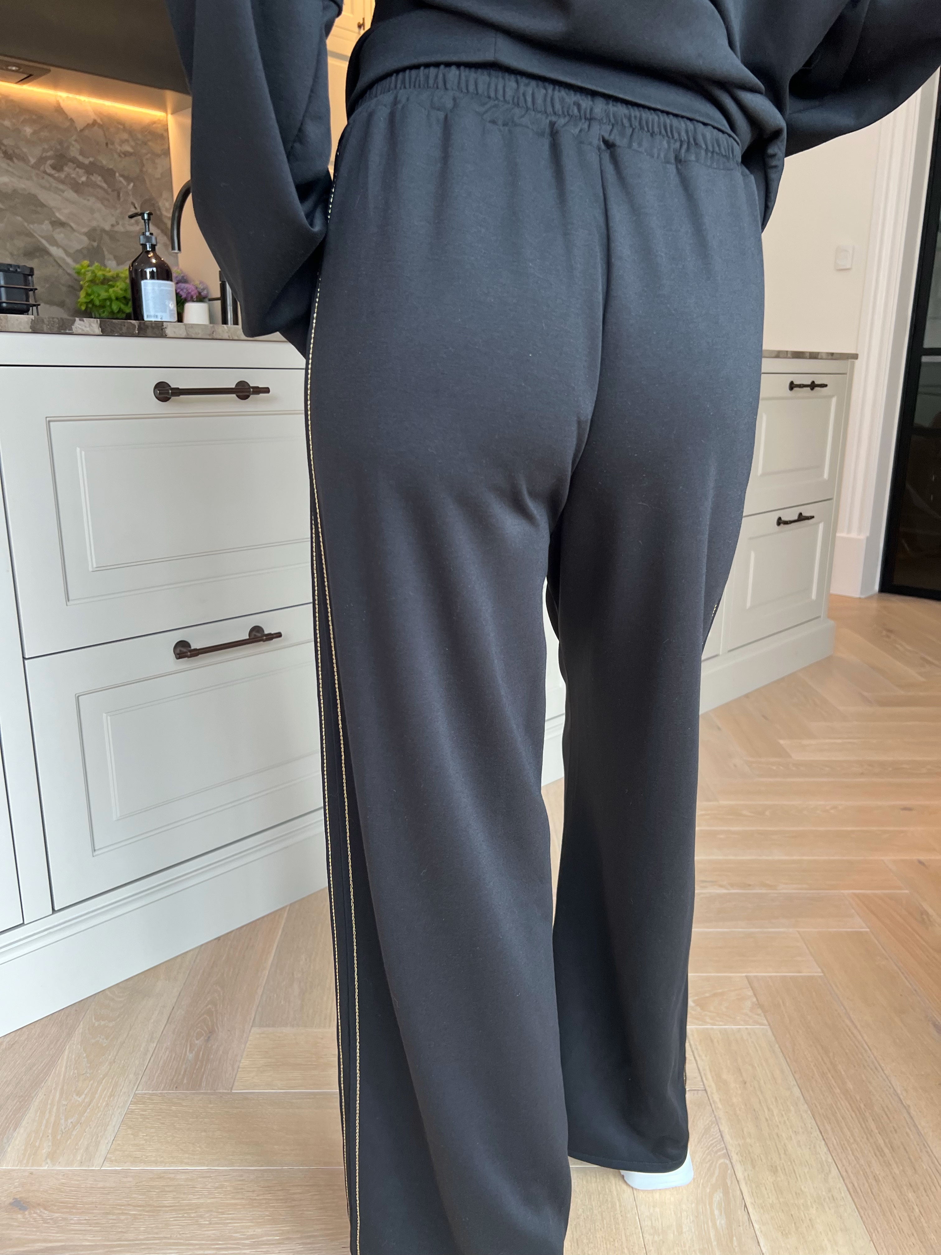Dream – Mjukt plus size träningsoverallset i viskos med eleganta gulddetaljer