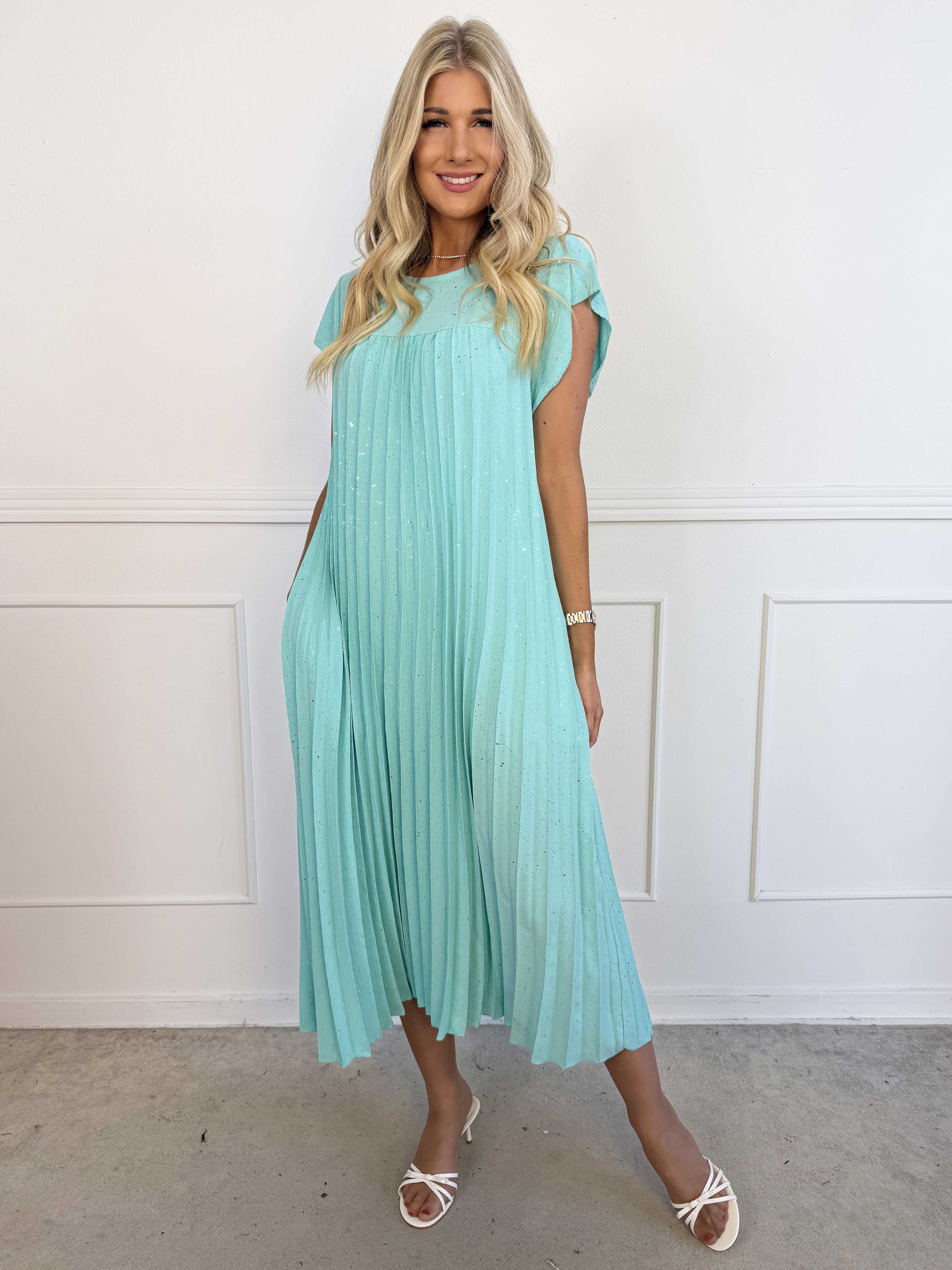 Nancy Glitter - Lång plus size klänning med veck och fickor