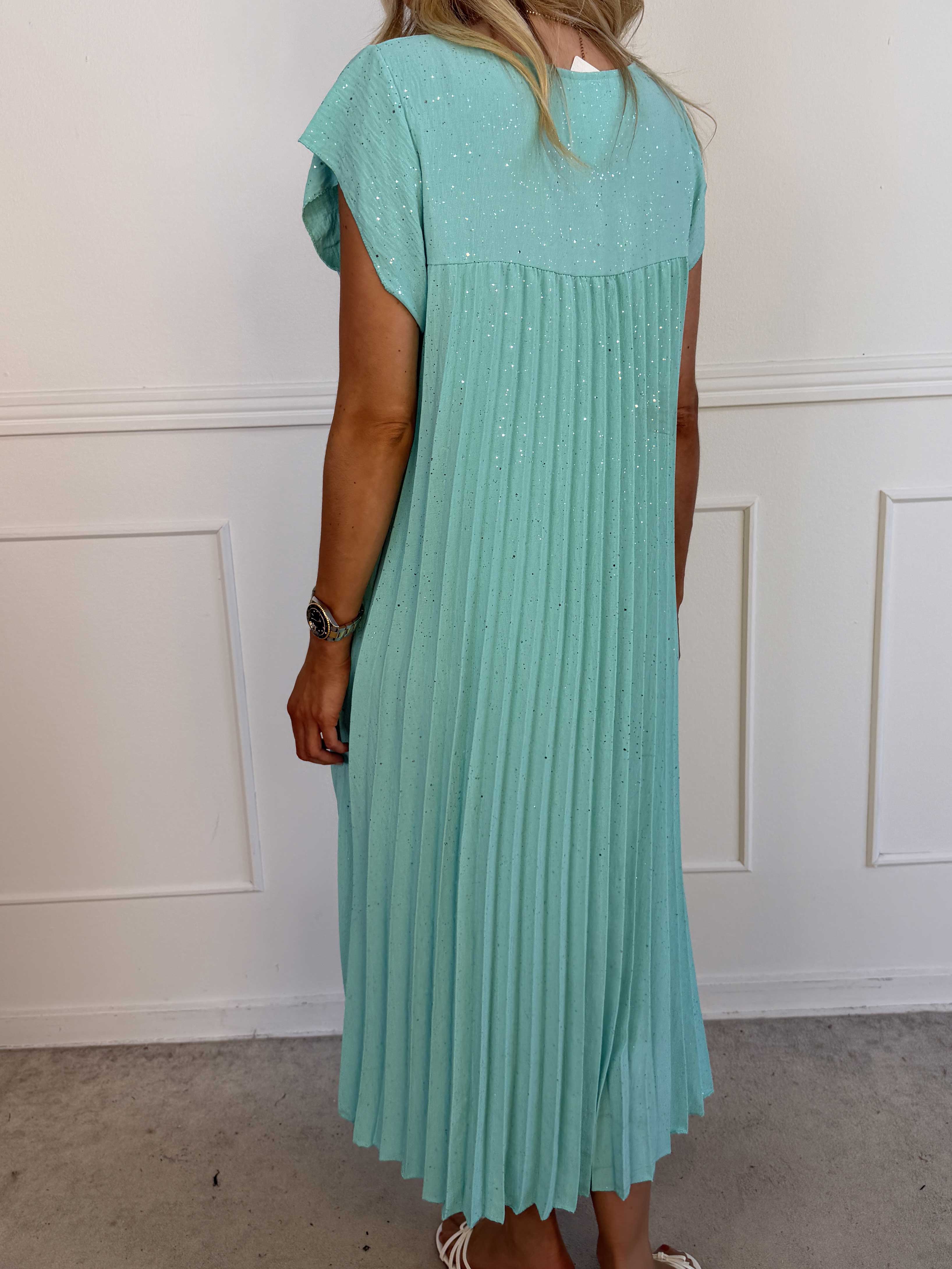 Nancy Glitter - Lång plus size klänning med veck och fickor