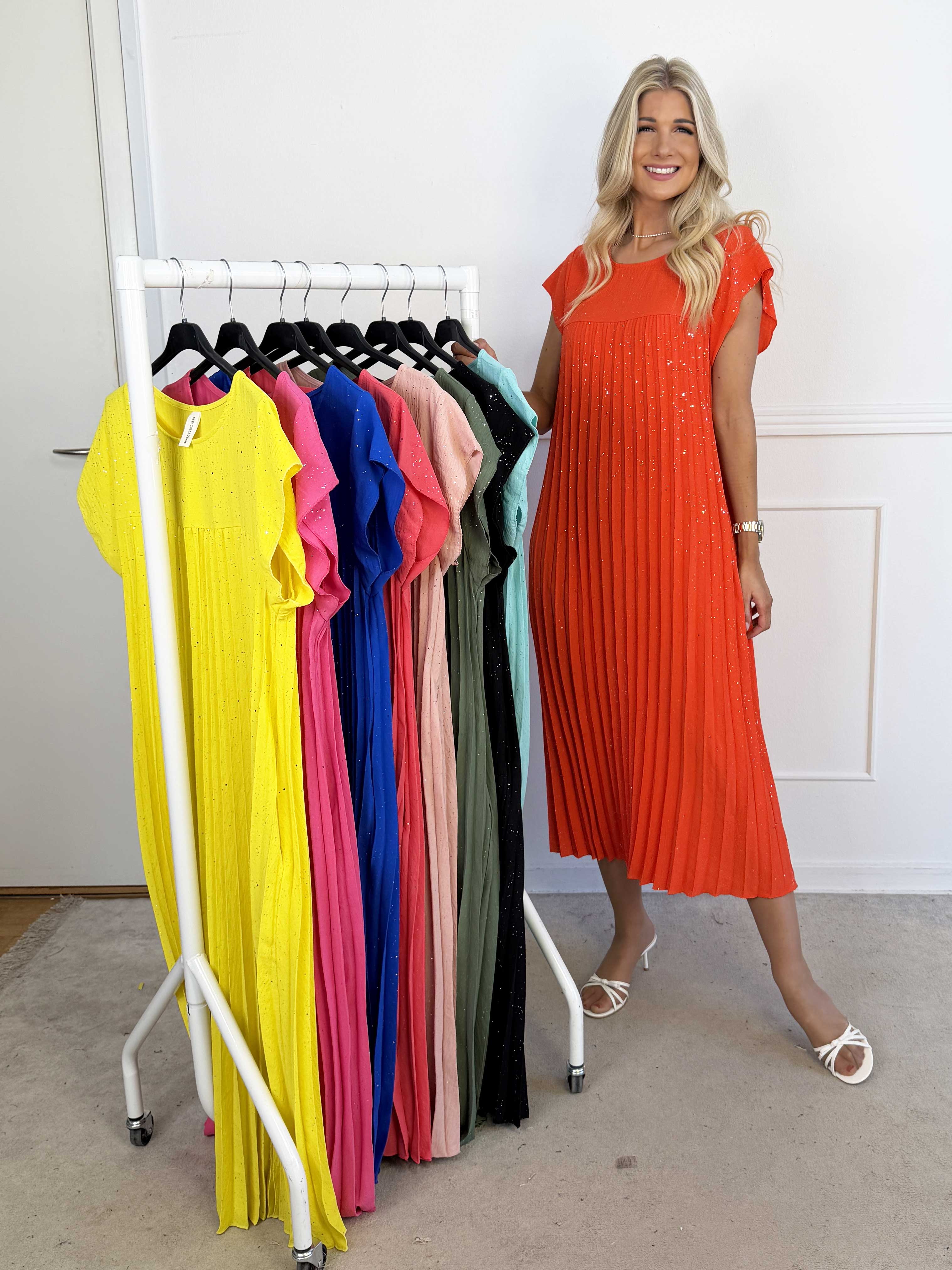 Nancy Glitter - Lång plus size klänning med veck och fickor