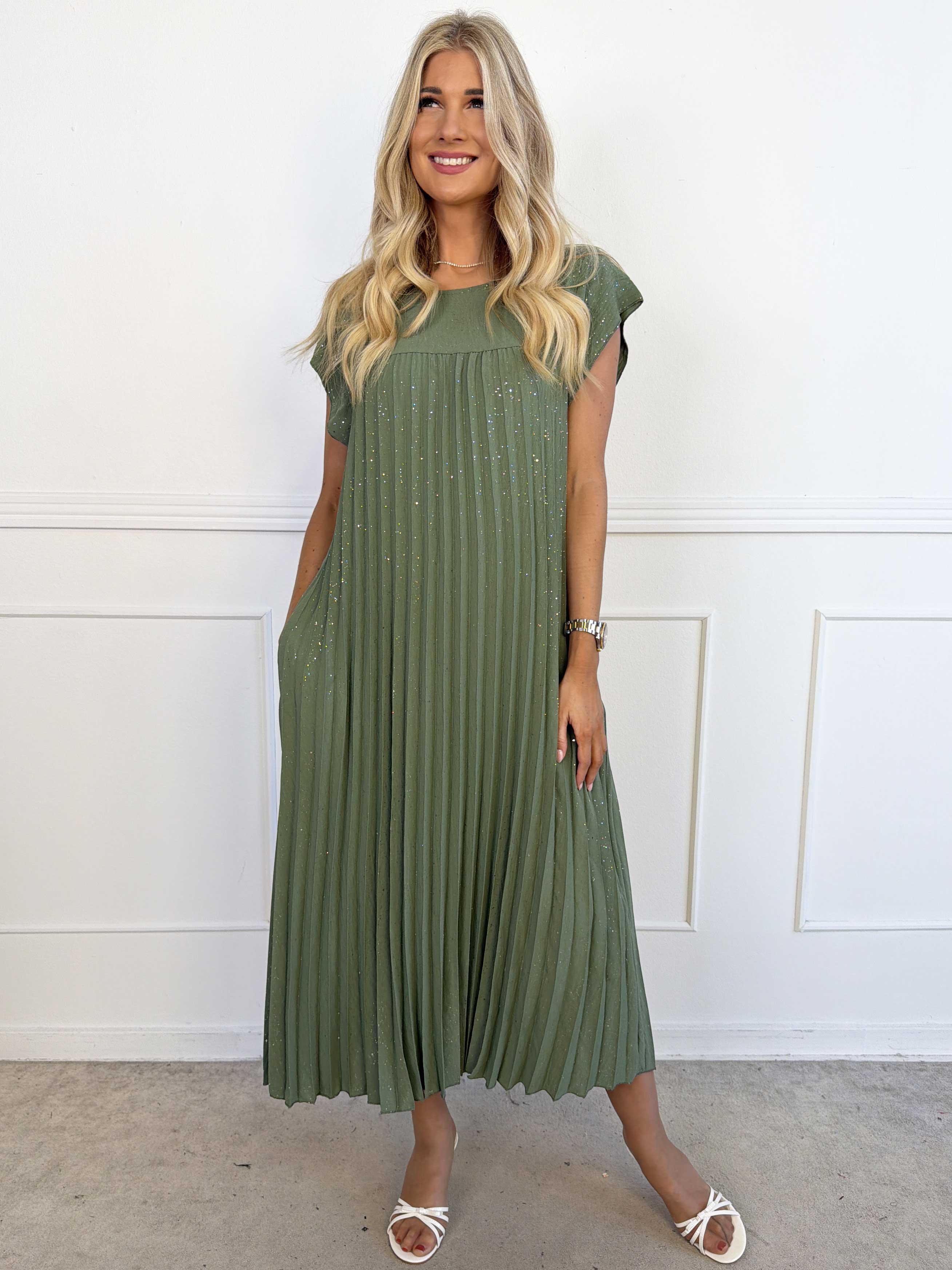 Nancy Glitter - Lång plus size klänning med veck och fickor