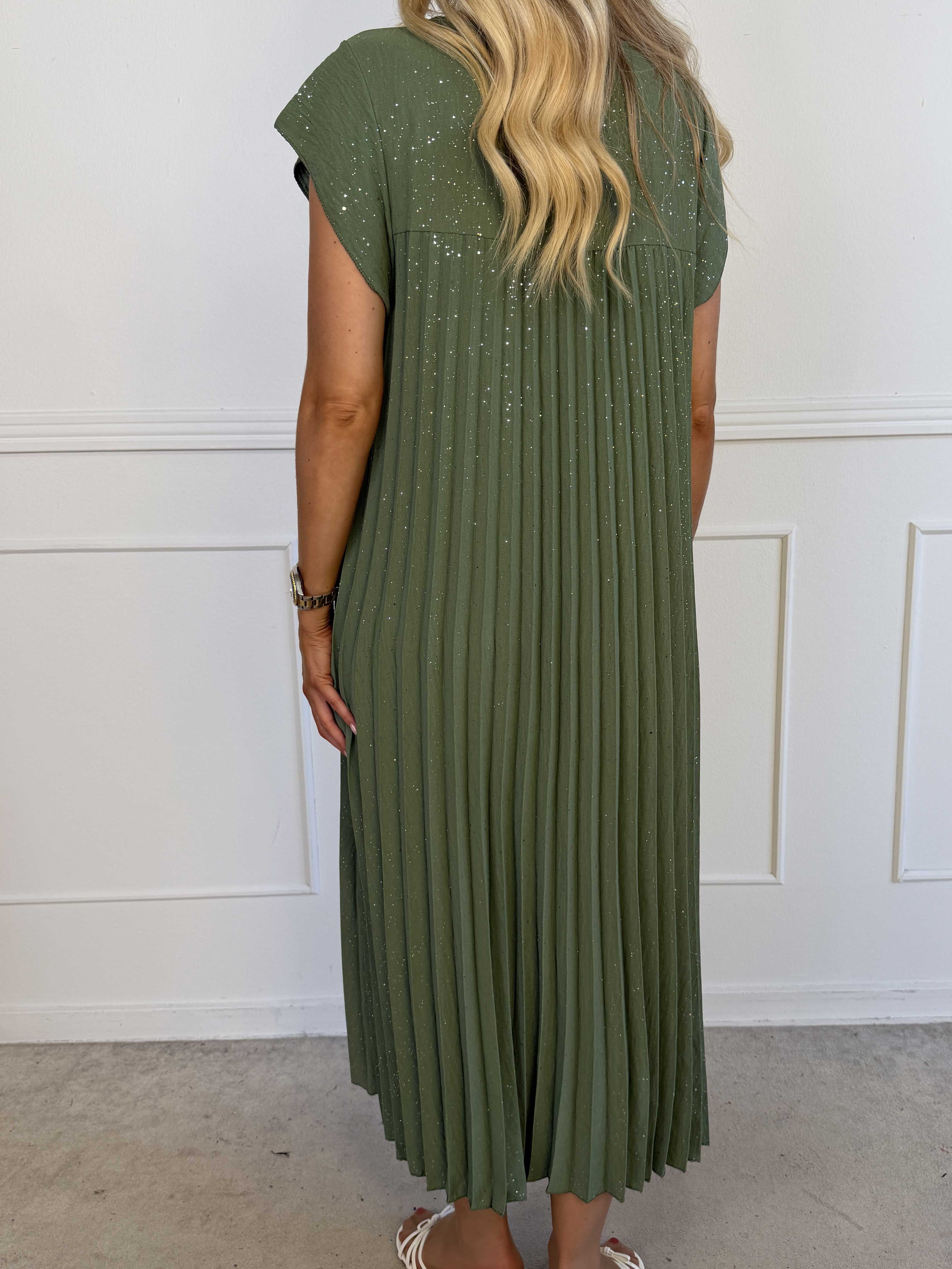 Nancy Glitter - Lång plus size klänning med veck och fickor