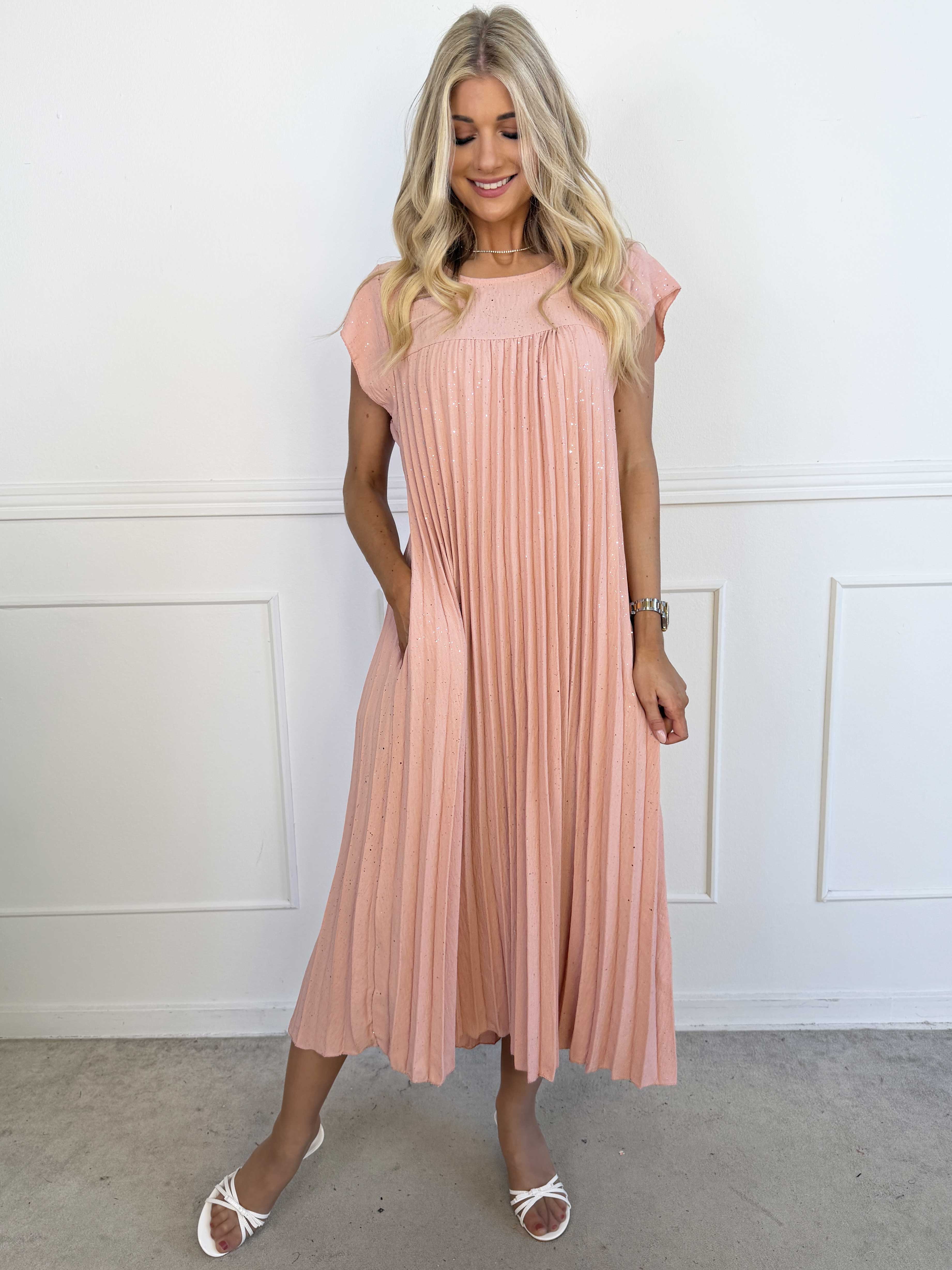 Nancy Glitter - Lång plus size klänning med veck och fickor