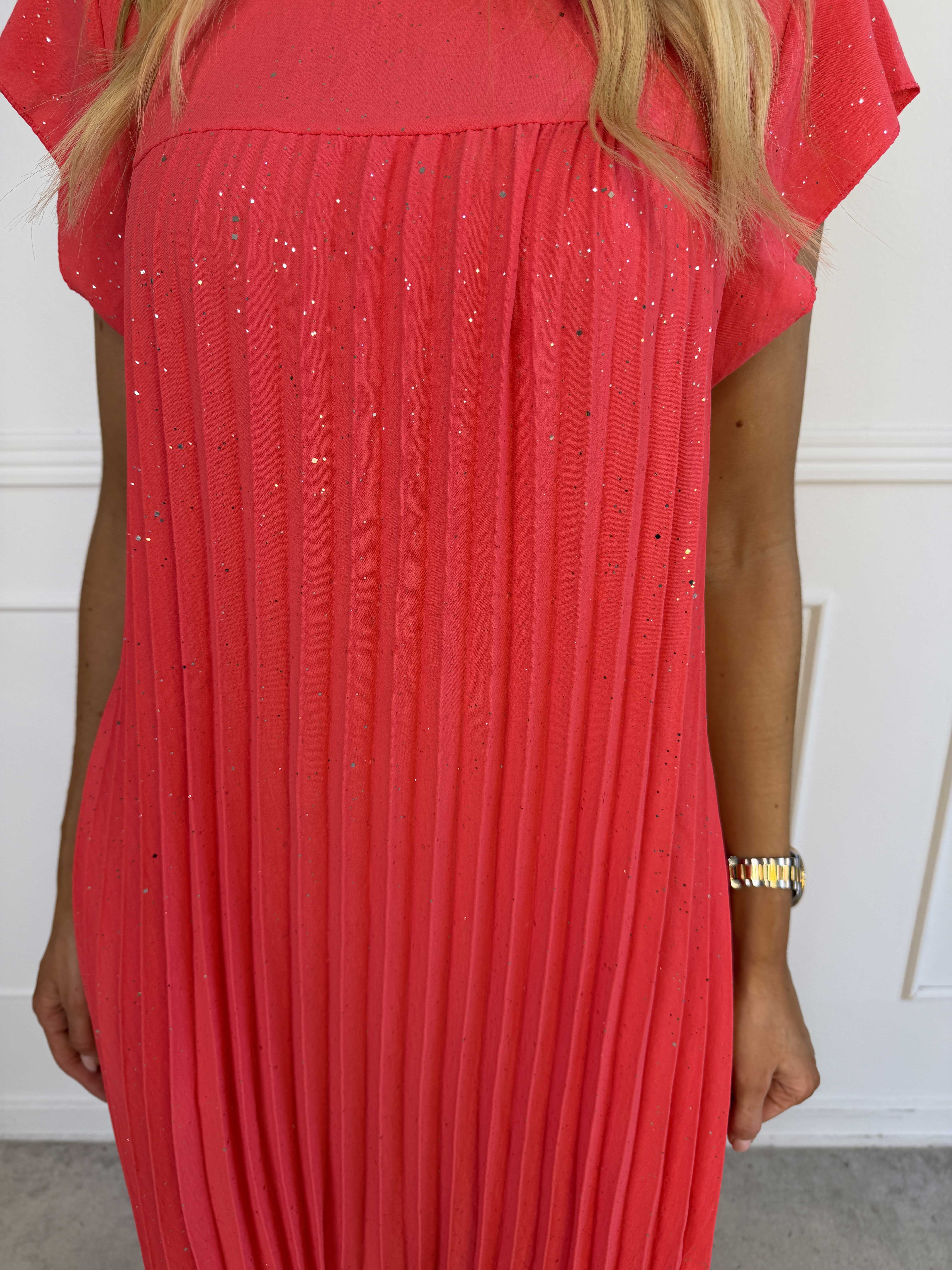 Nancy Glitter - Lång plus size klänning med veck och fickor