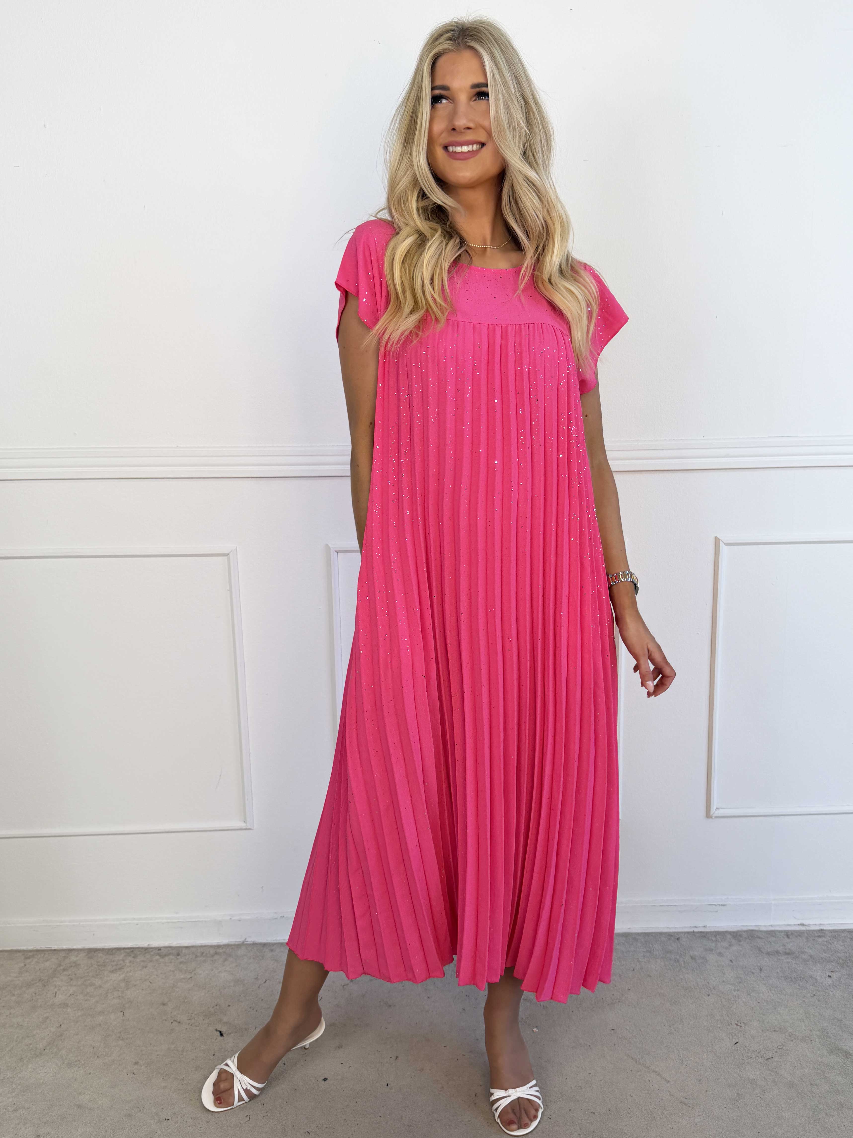 Nancy Glitter - Lång plus size klänning med veck och fickor