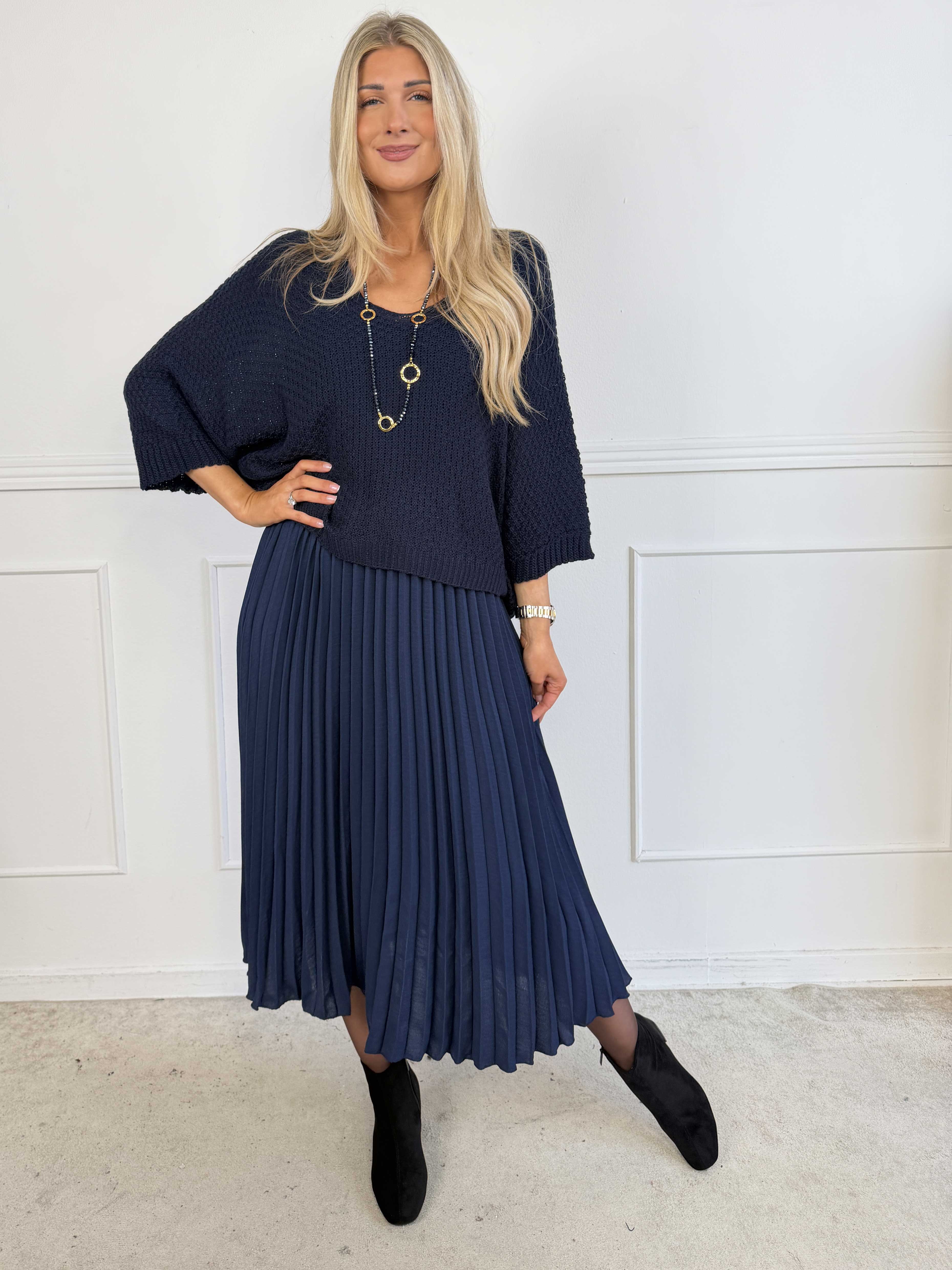 Nanna – Elegant tvådelad klänning i viskos med veckad kjol och matchande stickad överdel.