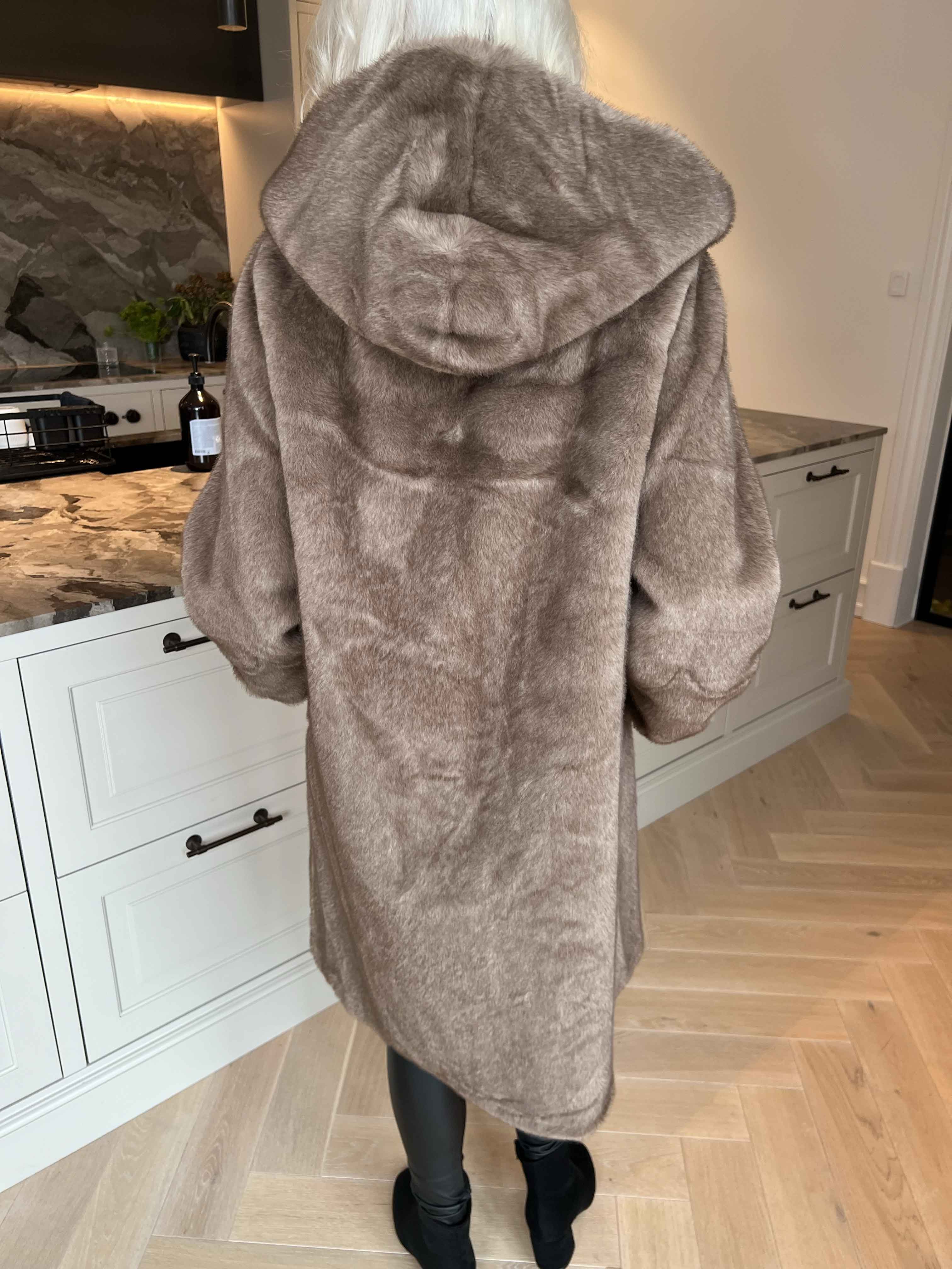 Brenda – Härlig, mjuk kappa i fuskpäls med stor huva